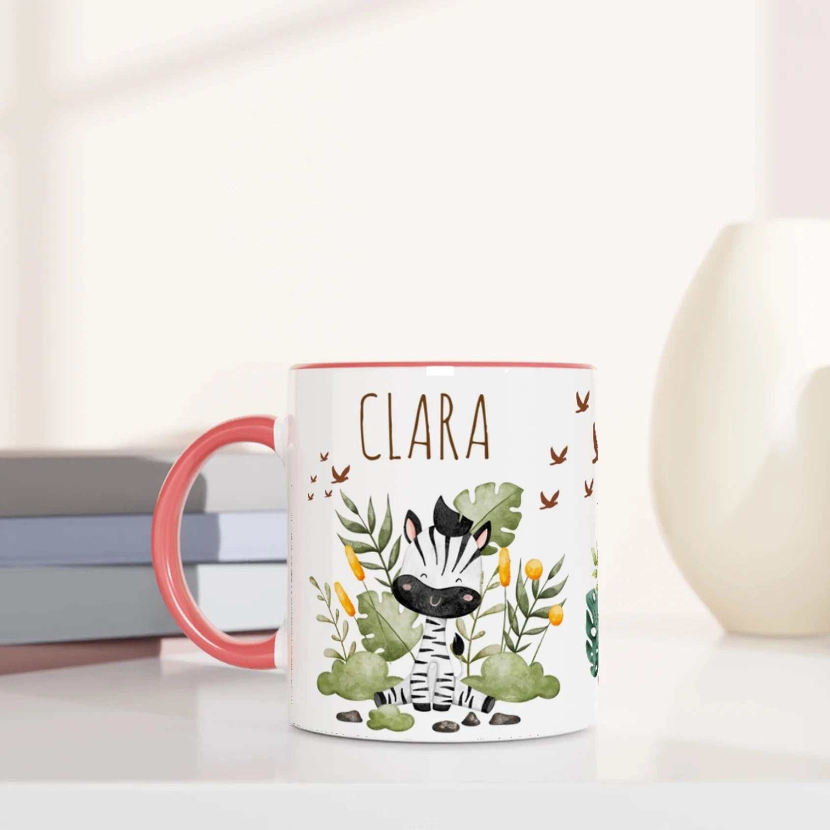 Mug personnalisé avec un zèbre mignon entouré de végétation, intérieur rose, une idée cadeau douce et charmante.