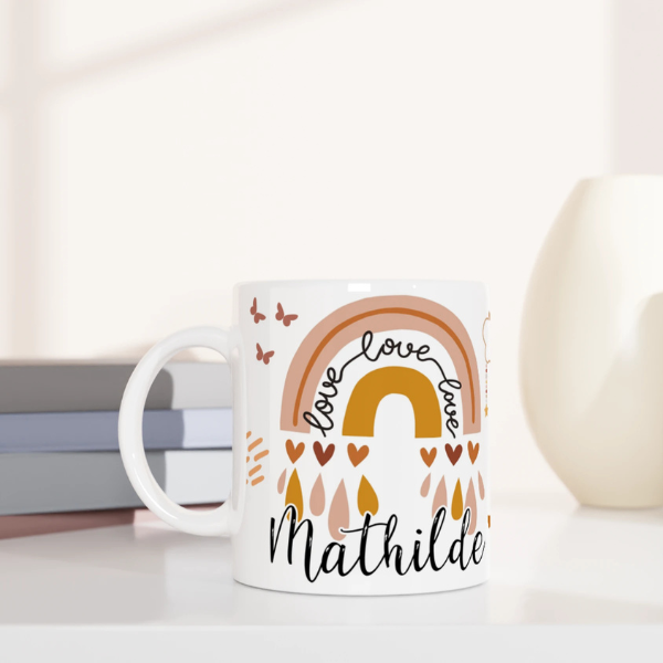 Mug personnalisé tout blanc avec arc-en-ciel bohème et message "love", idéal pour un cadeau chaleureux et inspirant.