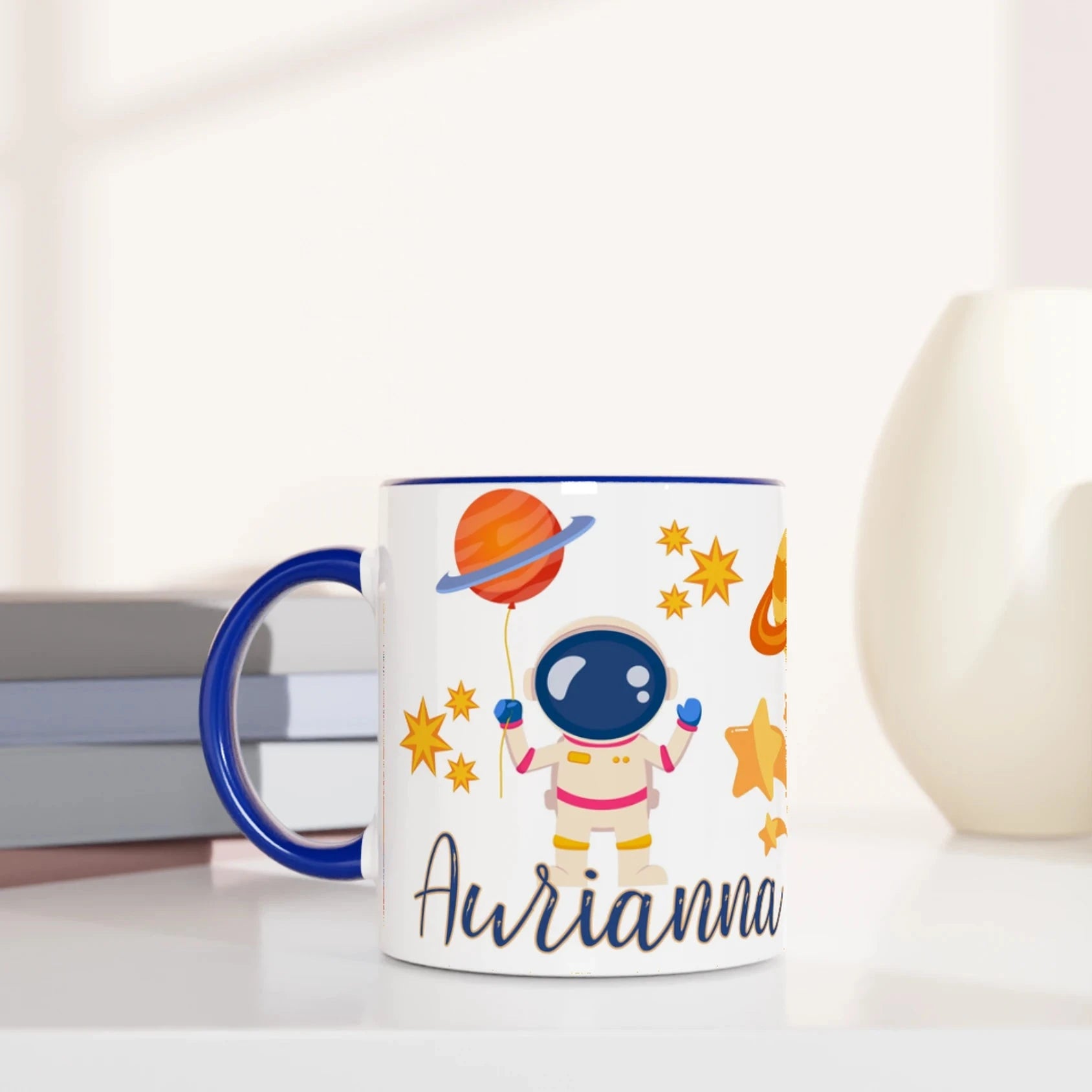 Mug personnalisé avec astronaute et planète en orbite, intérieur bleu, idéal pour un petit passionné du cosmos.