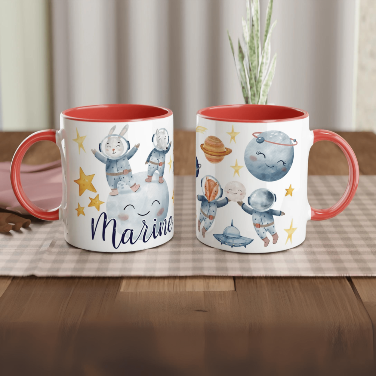 Mug personnalisé avec lapins flottant parmi les étoiles, intérieur rouge, parfait pour un cadeau dynamique et unique.