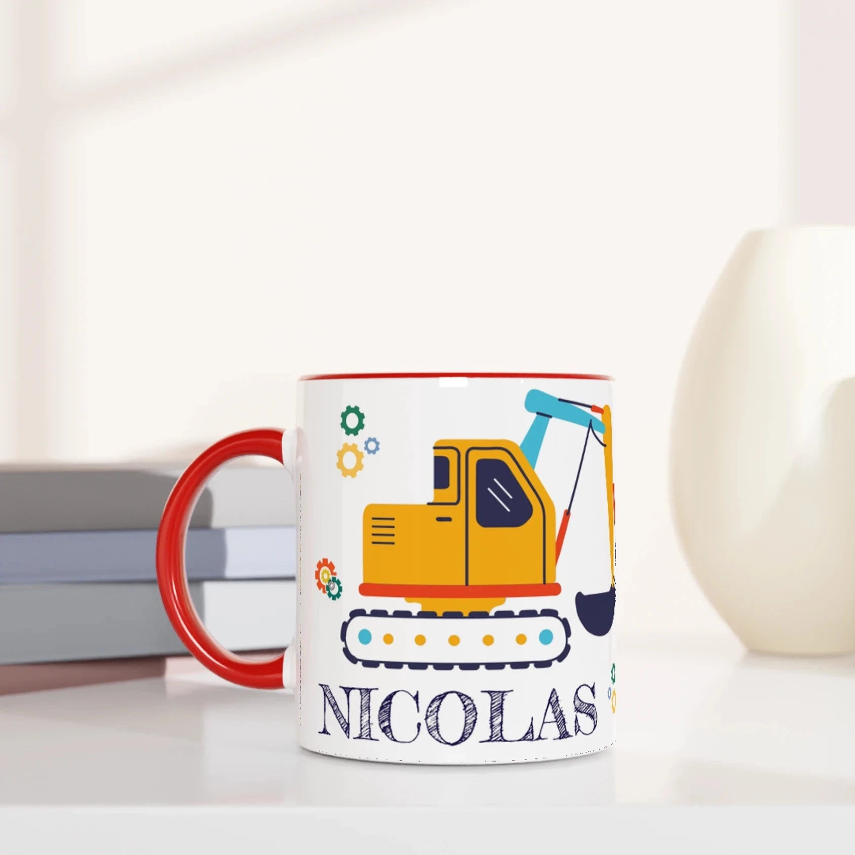 Mug personnalisé avec tracteur, pelleteuse et routes en dessin détaillé, intérieur rouge, parfait pour un cadeau unique et dynamique.