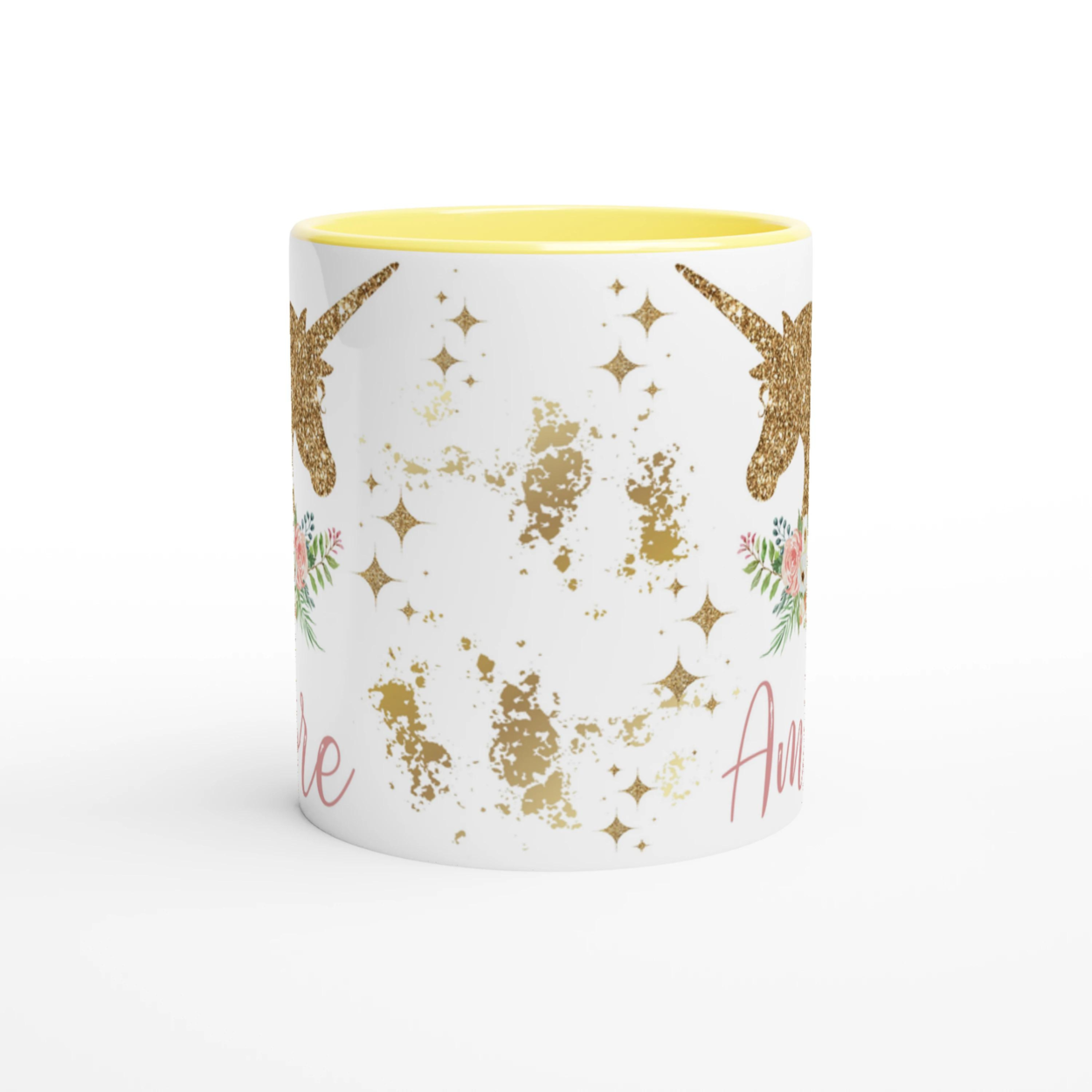 Mug personnalisé avec licorne scintillante et fleurs pastel, intérieur jaune, parfait pour un cadeau joyeux et lumineux.