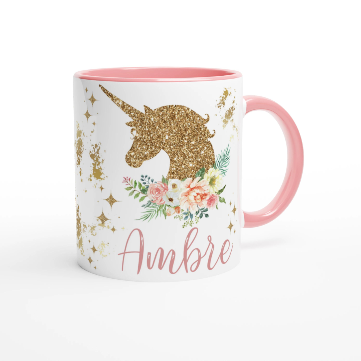Tasse personnalisée avec licorne dorée et roses délicates, intérieur rose, idéale pour un cadeau féerique et élégant.