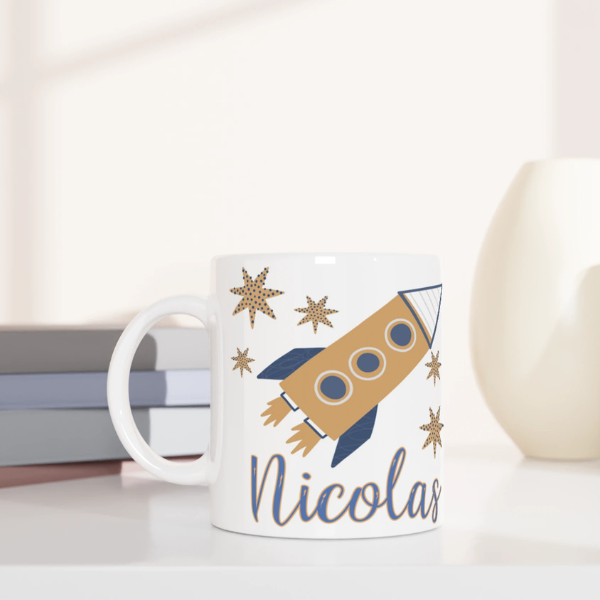 Mug personnalisé tout blanc avec fusée et planètes, parfait pour un cadeau enfant original et ludique.