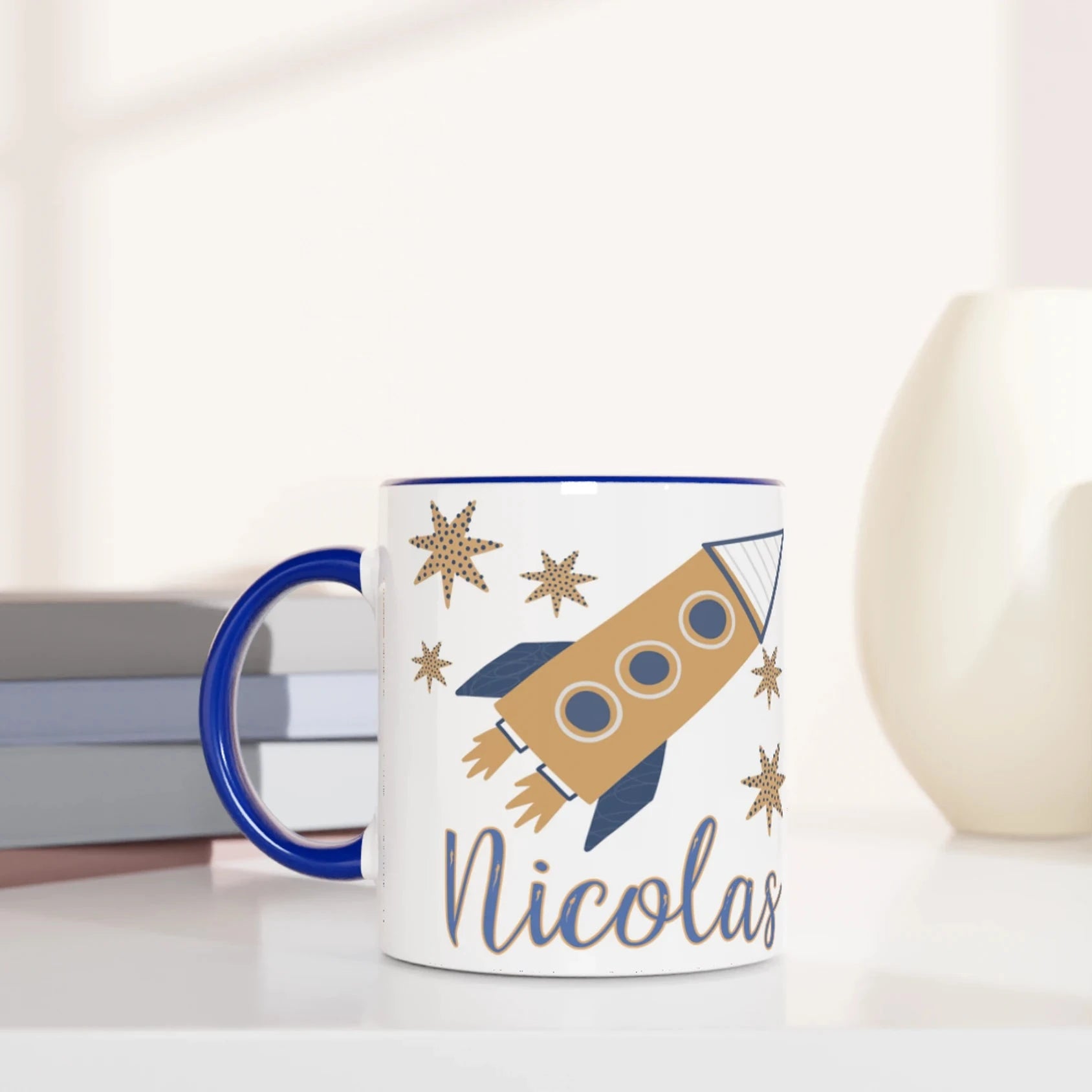 Mug personnalisé avec fusée et Saturne souriant, intérieur bleu, idéal pour un petit passionné du cosmos.