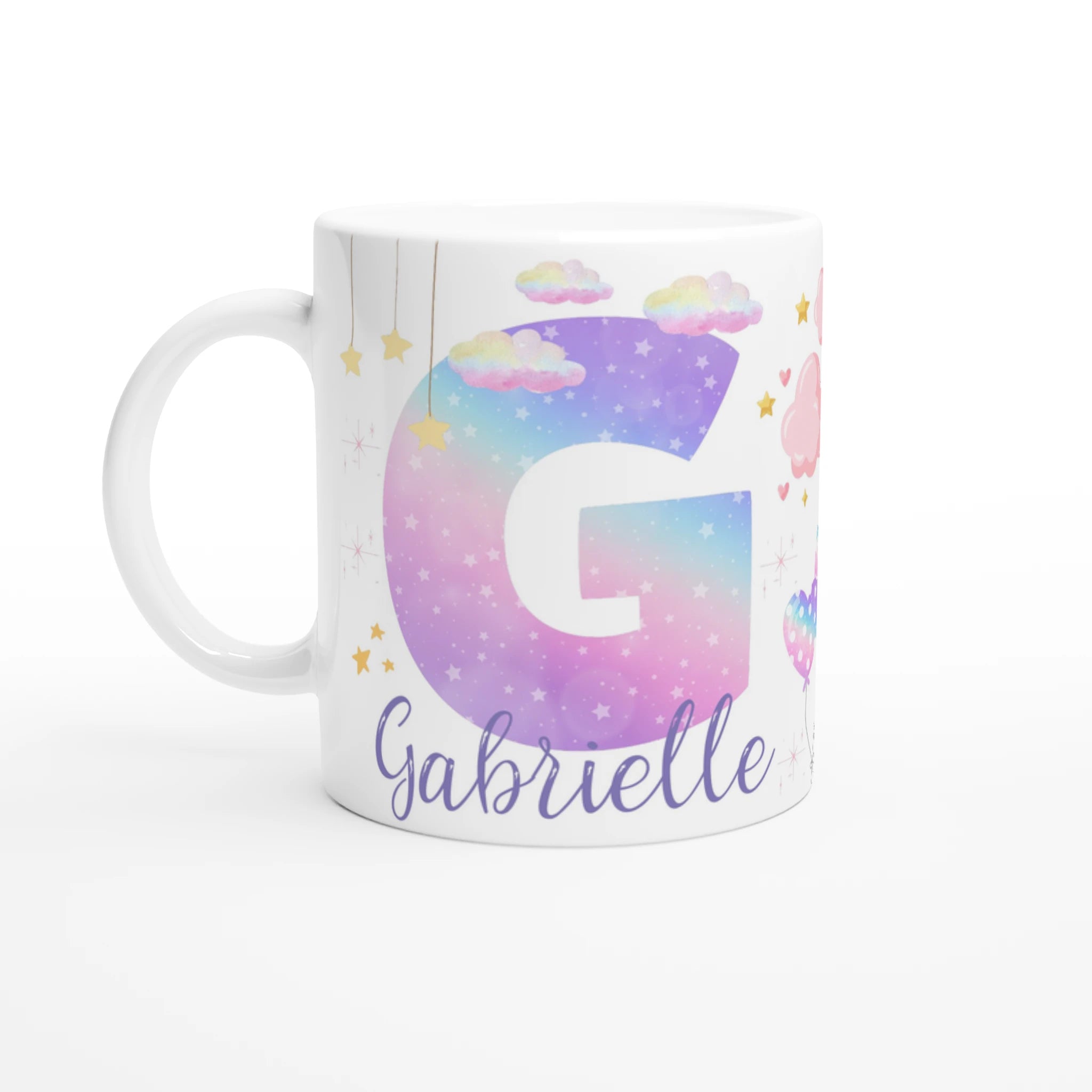 Mug personnalisé tout blanc avec licorne ailée et lettre initiale étoilée, idéal pour un cadeau magique et féerique.