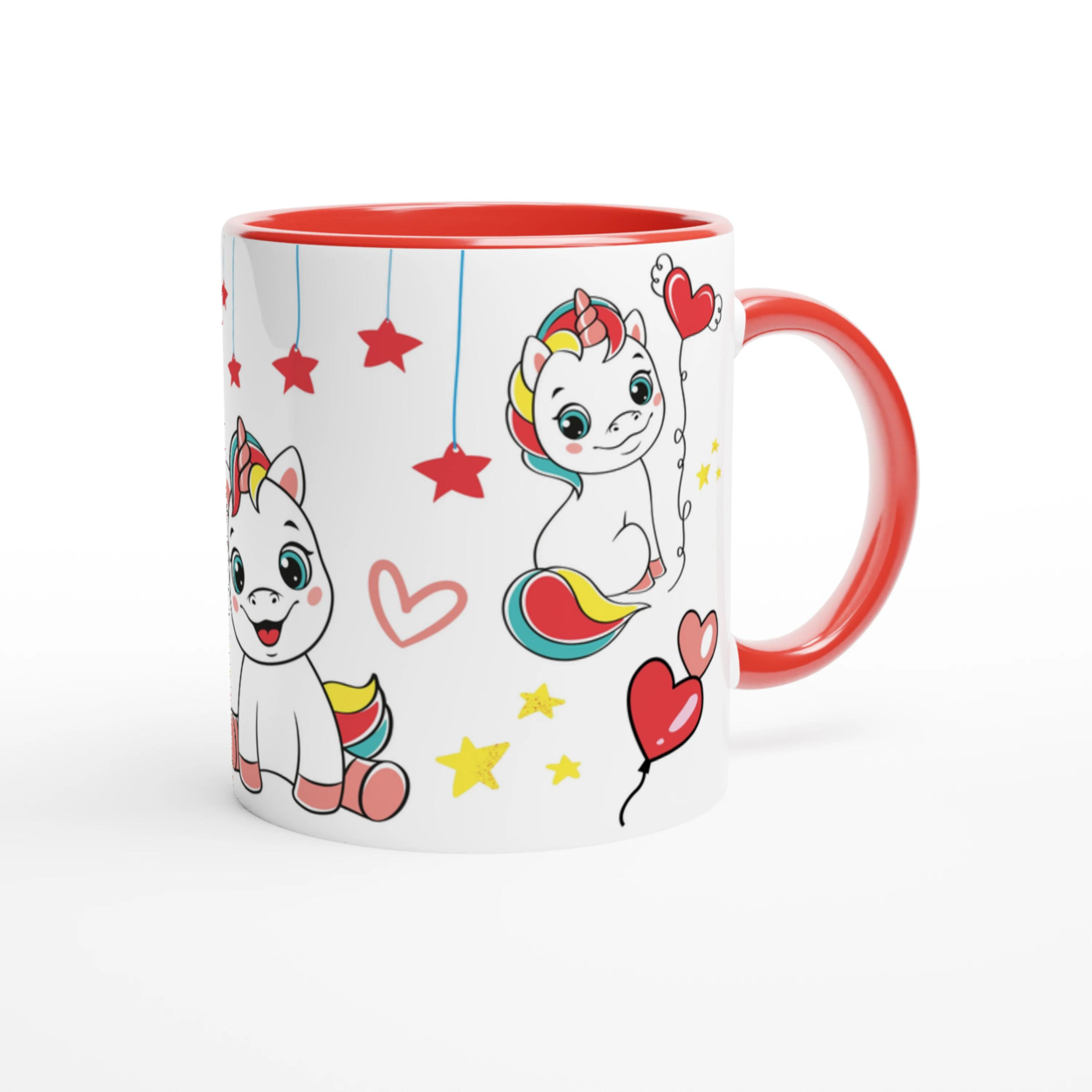Mug personnalisé avec licorne et étoiles rouges, intérieur rouge, parfait pour un cadeau féerique et dynamique.