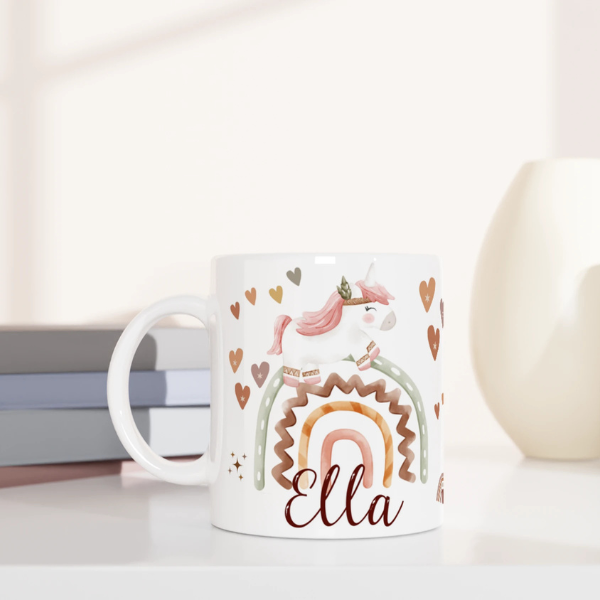 Mug personnalisé tout blanc avec licorne bohème et arc-en-ciel pastel, idéal pour un cadeau doux et féerique.