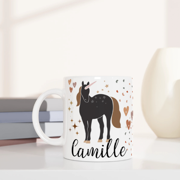 Mug personnalisé tout blanc avec licorne bohème et étoiles scintillantes, idéal pour un cadeau féerique et élégant.