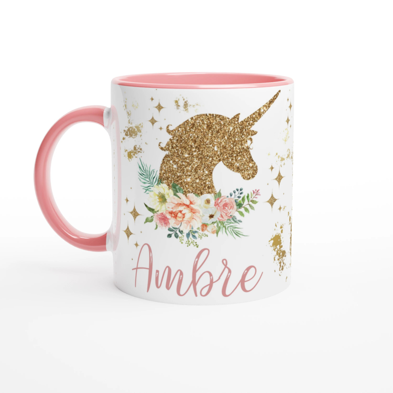 Tasse personnalisée avec licorne dorée et roses délicates, intérieur rose, idéale pour un cadeau féerique et élégant.