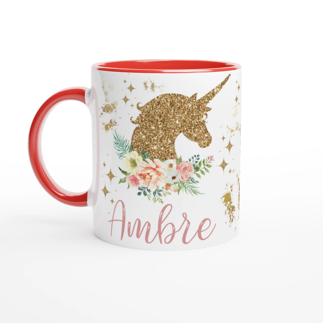 Mug personnalisé avec licorne dorée et décor floral, intérieur rouge, parfait pour un cadeau dynamique et unique.