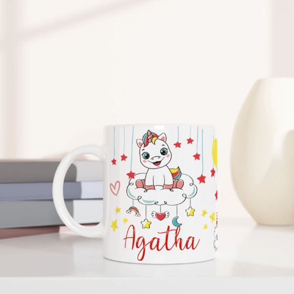 Mug personnalisé tout blanc avec licorne assise sur un nuage et étoile magique, idéal pour un cadeau féerique et original.