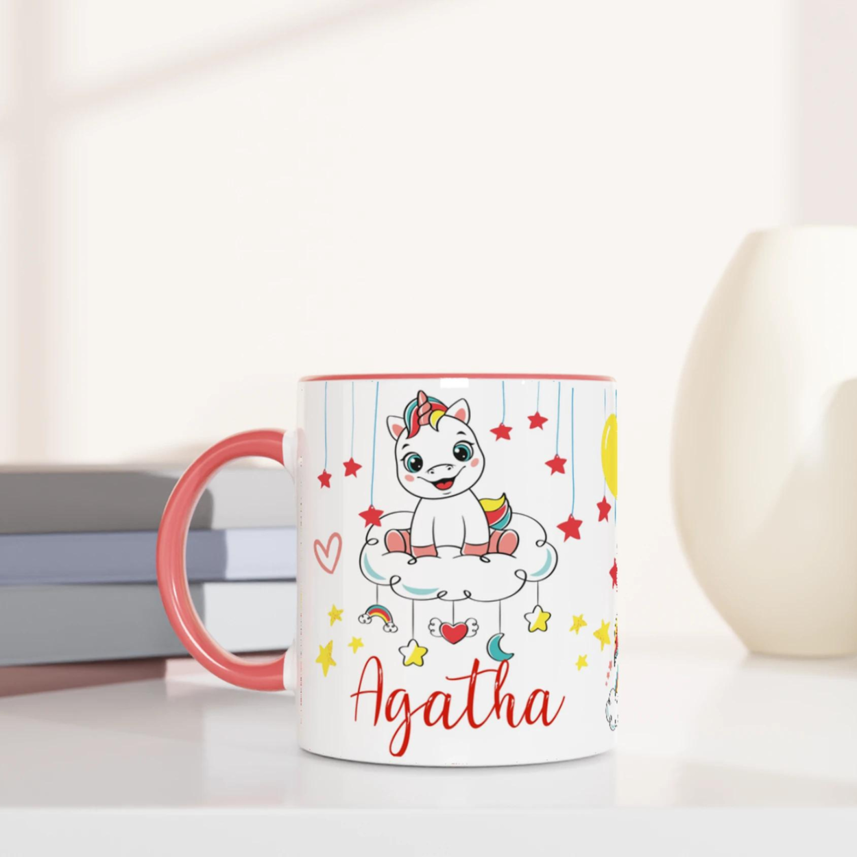 Tasse personnalisée avec licorne et ballons en forme de cœur, intérieur rose, idéale pour un cadeau magique et tendre.