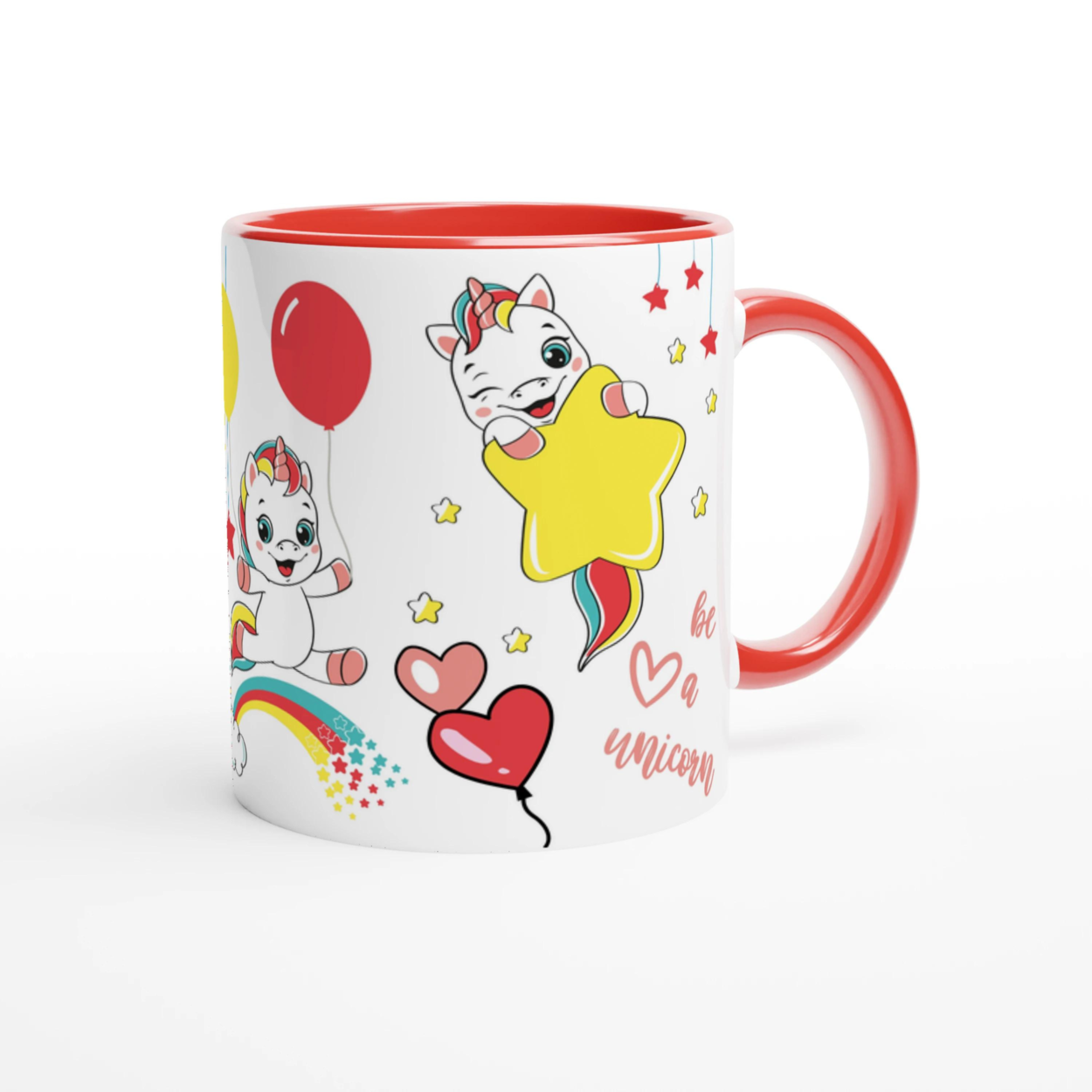Mug personnalisé avec licorne et étoiles dorées, intérieur rouge, parfait pour un cadeau féerique et dynamique.
