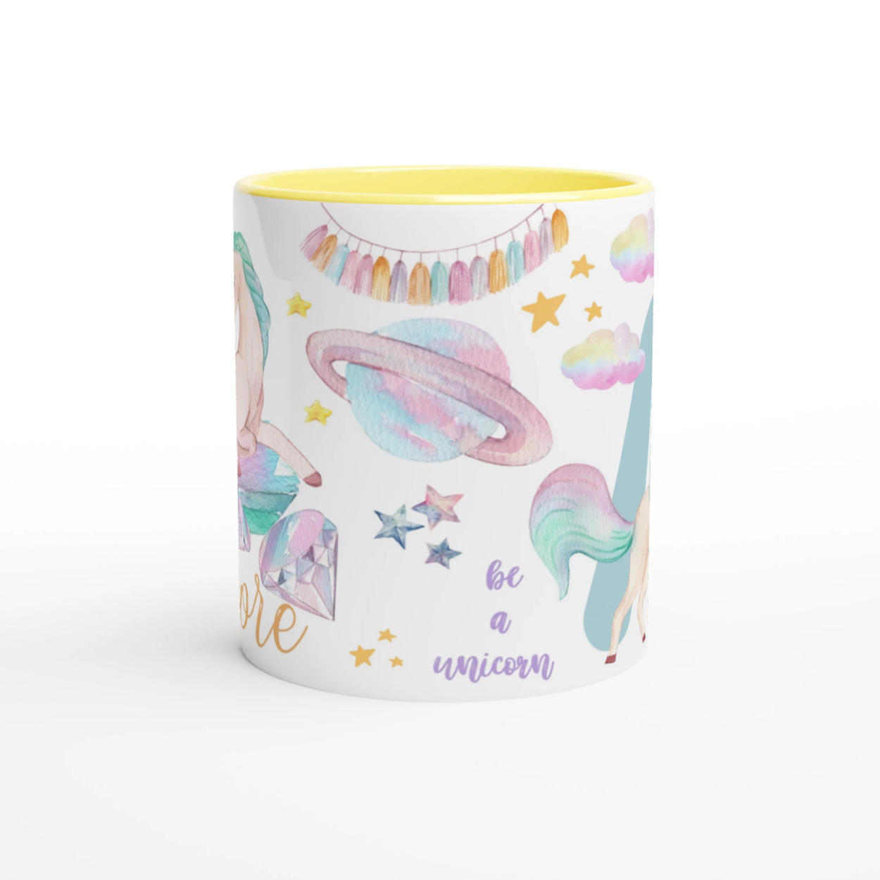 Mug personnalisé avec licorne ailée et étoiles scintillantes, intérieur jaune, parfait pour un cadeau lumineux et joyeux.