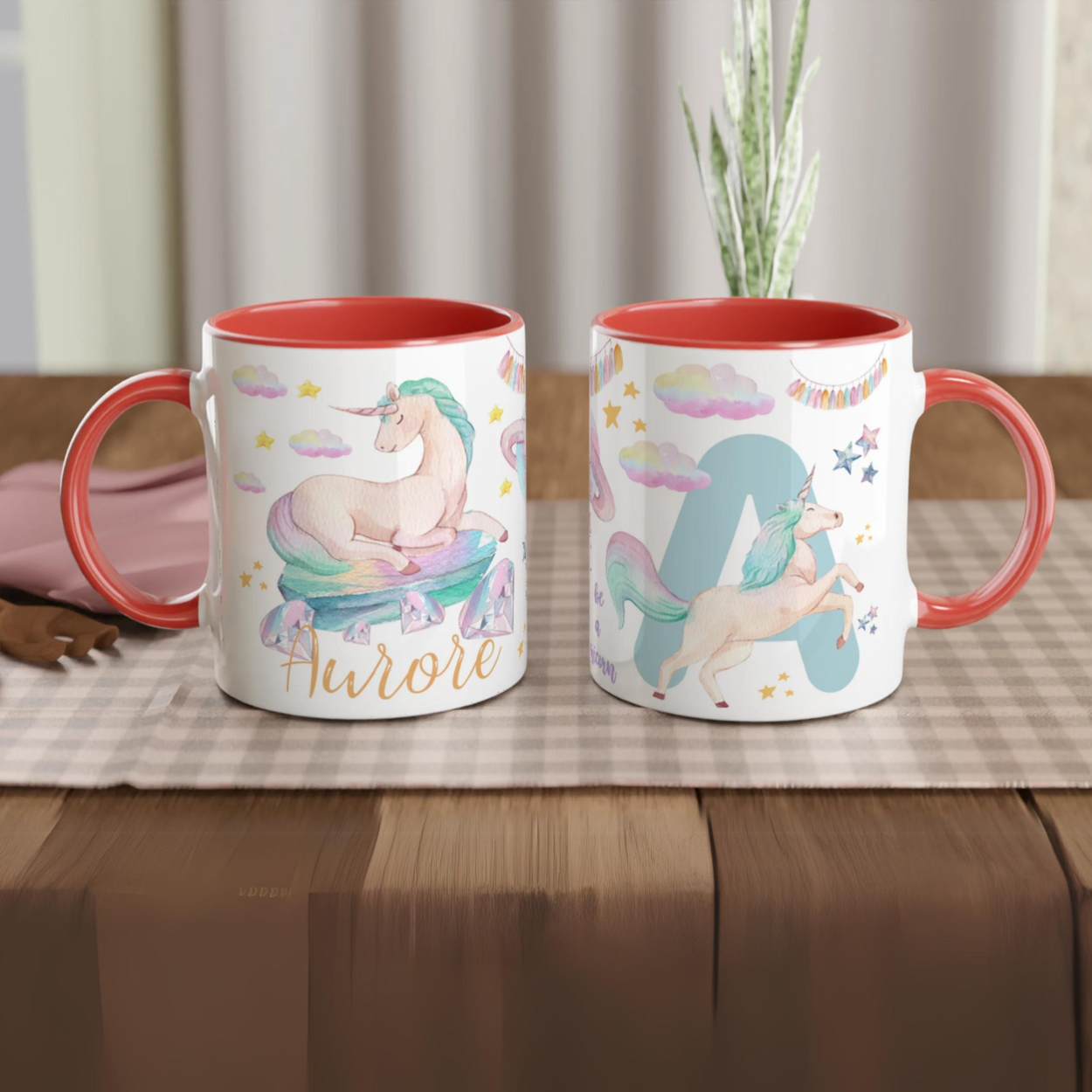 Mug personnalisé avec licorne et pluie d’étoiles dorées, intérieur rouge, parfait pour un cadeau féerique et unique.