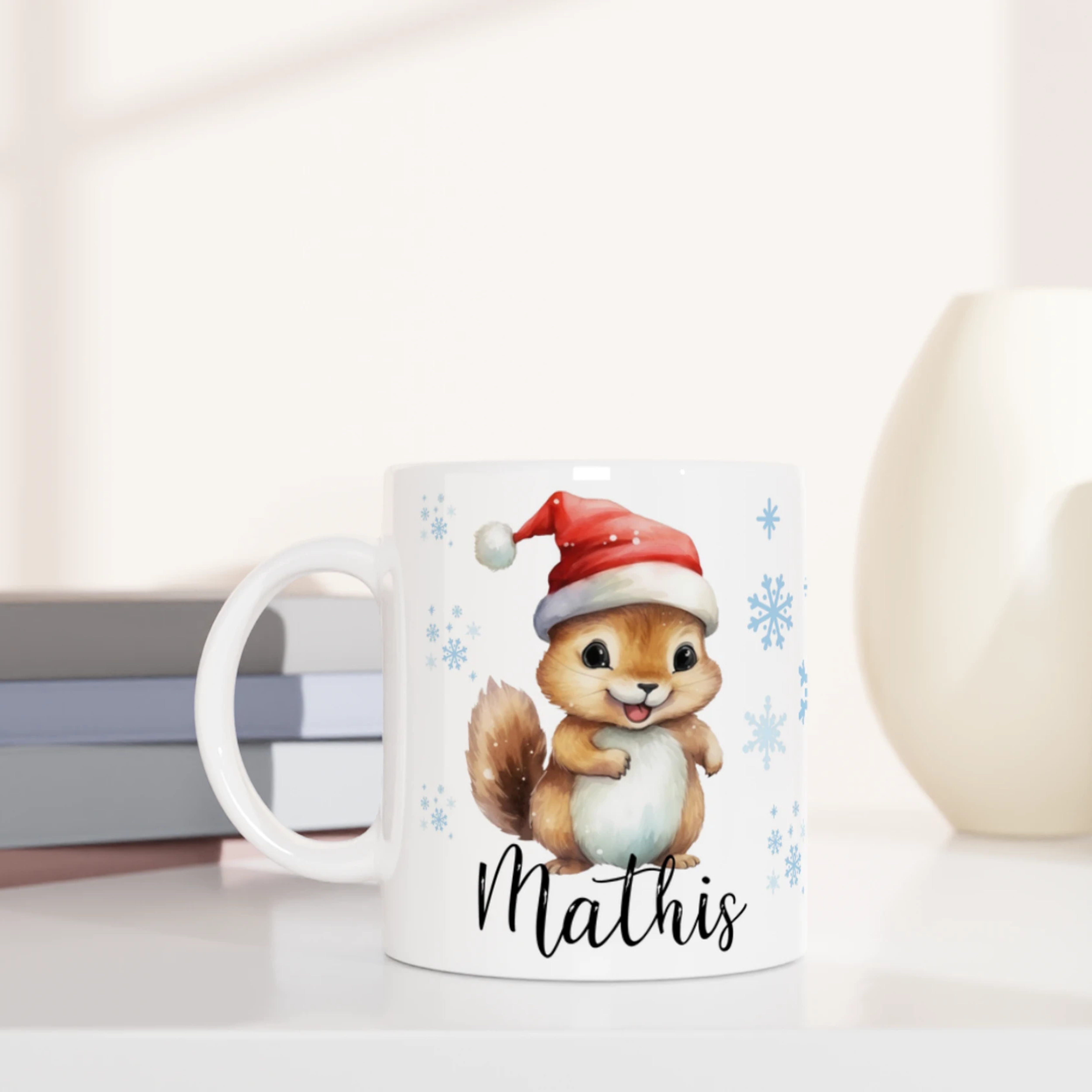Mug personnalisé tout blanc avec un adorable écureuil portant un bonnet de Noël, décoré de flocons de neige, parfait pour un cadeau festif.