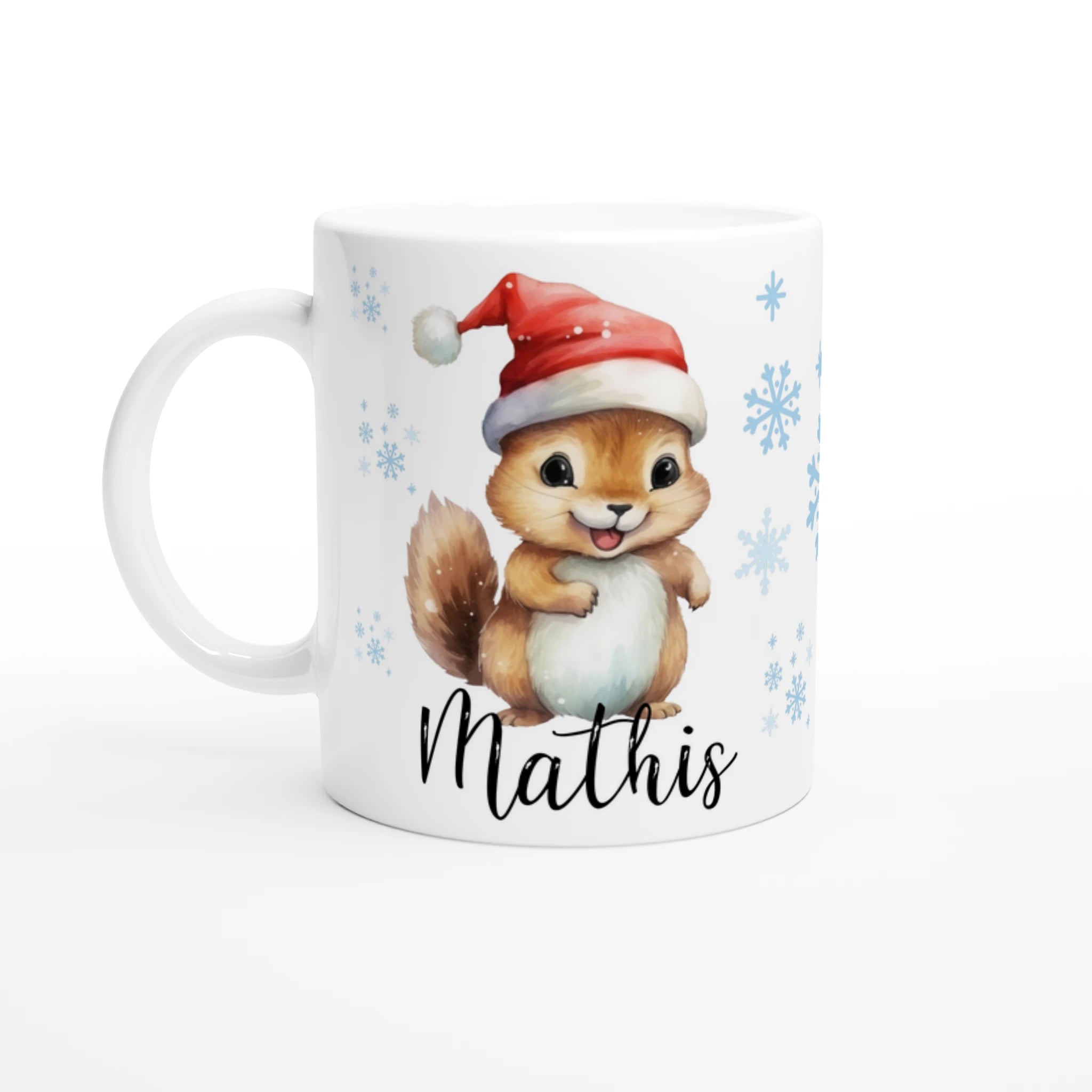 Mug personnalisé tout blanc avec un adorable écureuil portant un bonnet de Noël, décoré de flocons de neige, parfait pour un cadeau festif.