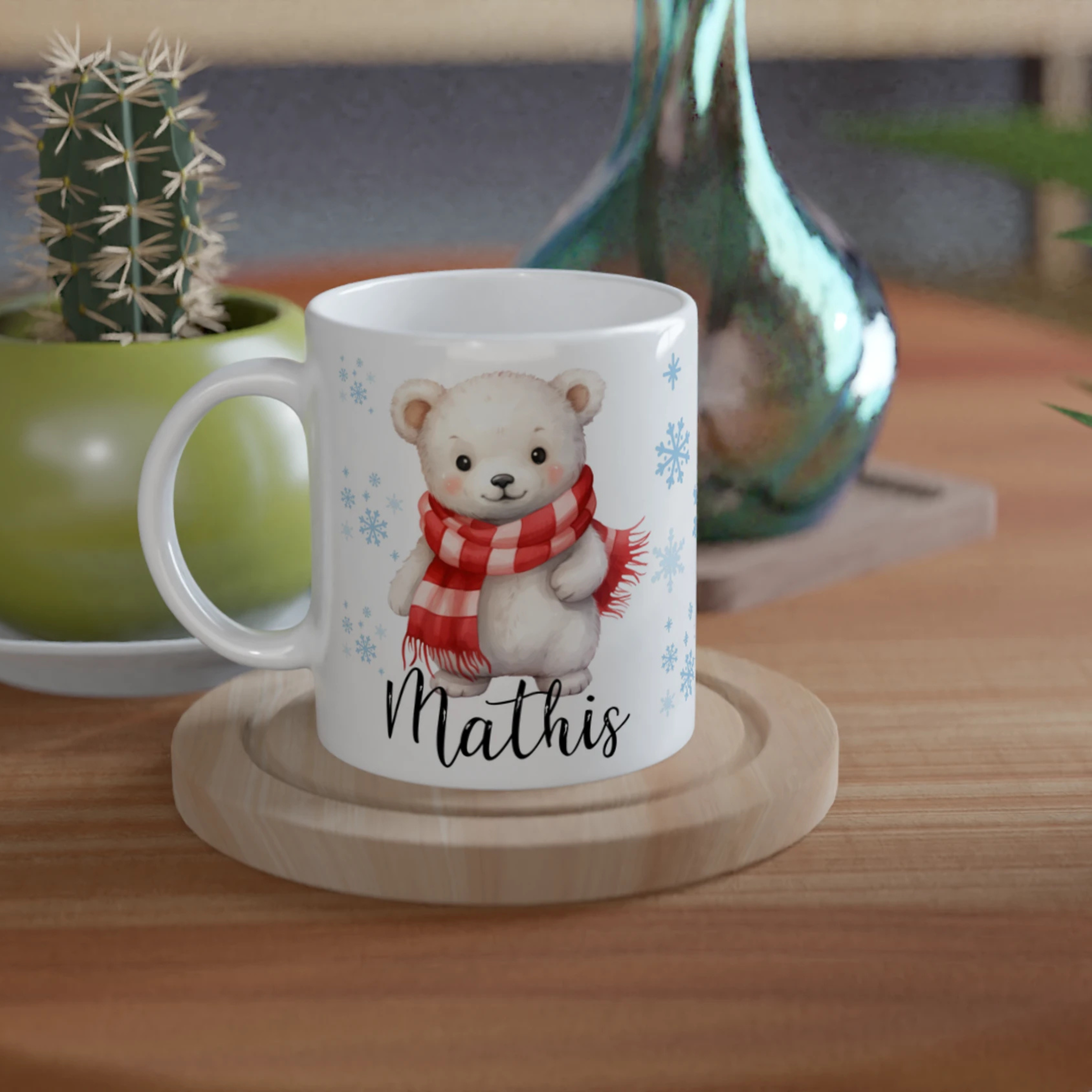 Mug personnalisé avec un adorable ours polaire en écharpe rouge et décor de flocons, parfait pour un cadeau de Noël chaleureux.