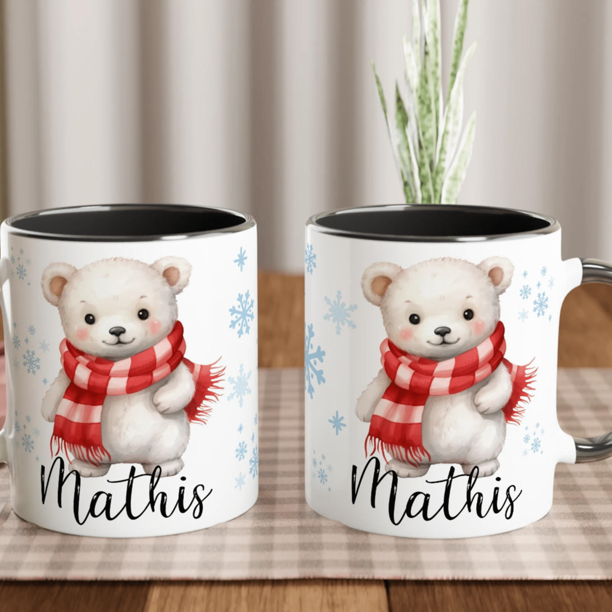 Tasse personnalisée avec un ours polaire et une écharpe rouge, intérieur noir, pour une touche hivernale élégante.