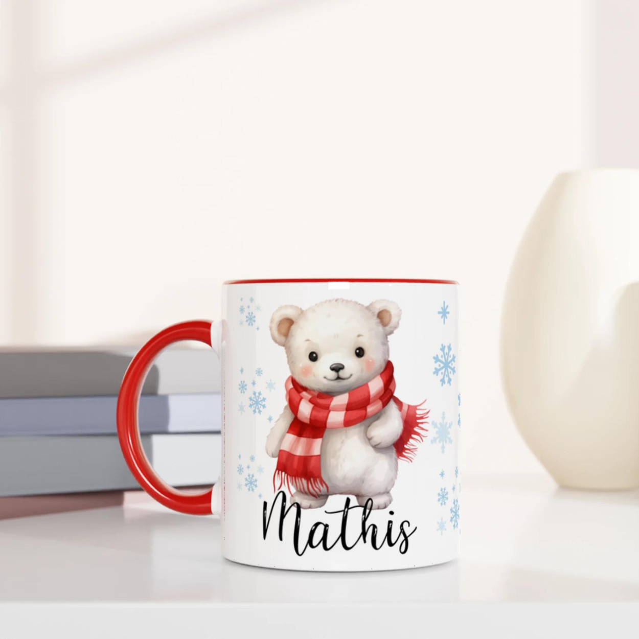 Mug personnalisé de Noël avec un ours polaire emmitouflé dans son écharpe, intérieur rouge, idéal pour une ambiance festive.