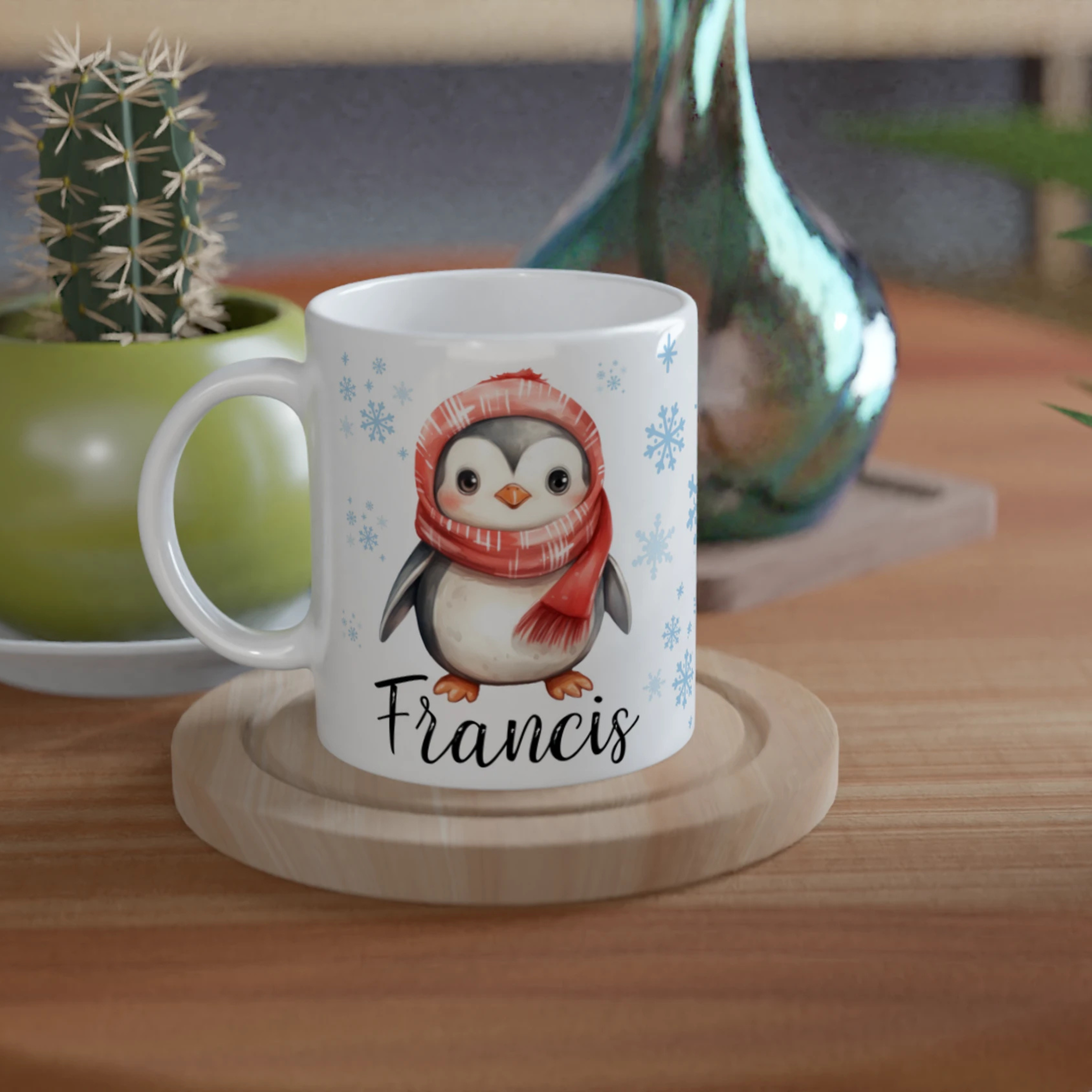 Mug personnalisé avec un adorable pingouin portant une écharpe rouge, décoré de flocons de neige, parfait pour un cadeau de Noël unique.