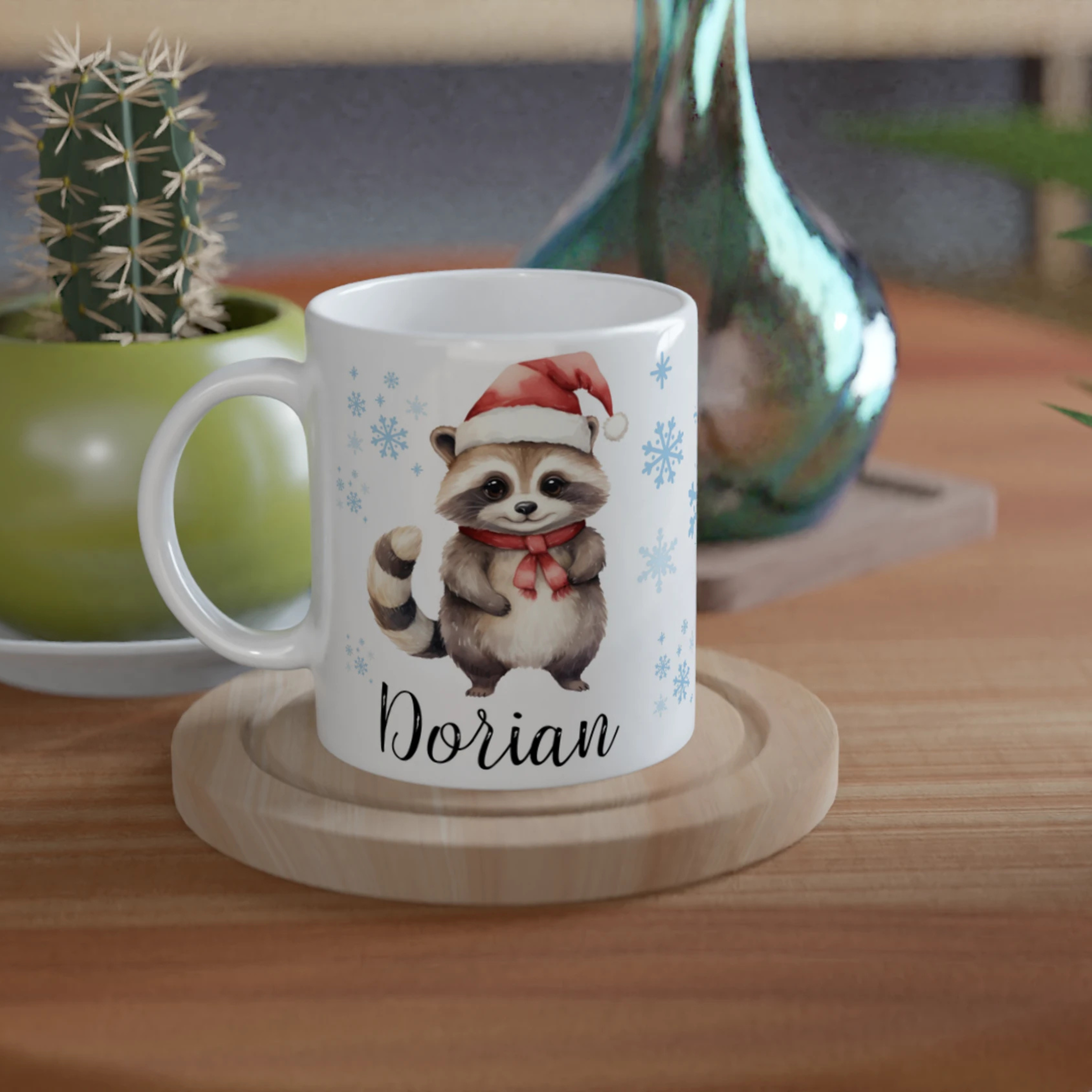 Mug personnalisé avec un adorable raton laveur coiffé d’un bonnet de Noël, décoré de flocons de neige, parfait pour un cadeau festif.