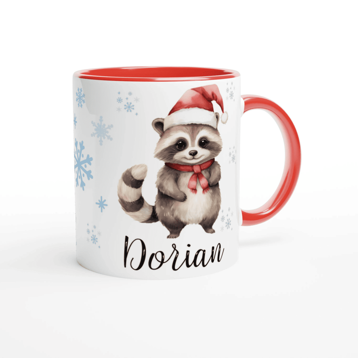 Mug personnalisé de Noël avec un mignon raton laveur et des flocons de neige, intérieur rouge, pour une touche festive et chaleureuse.