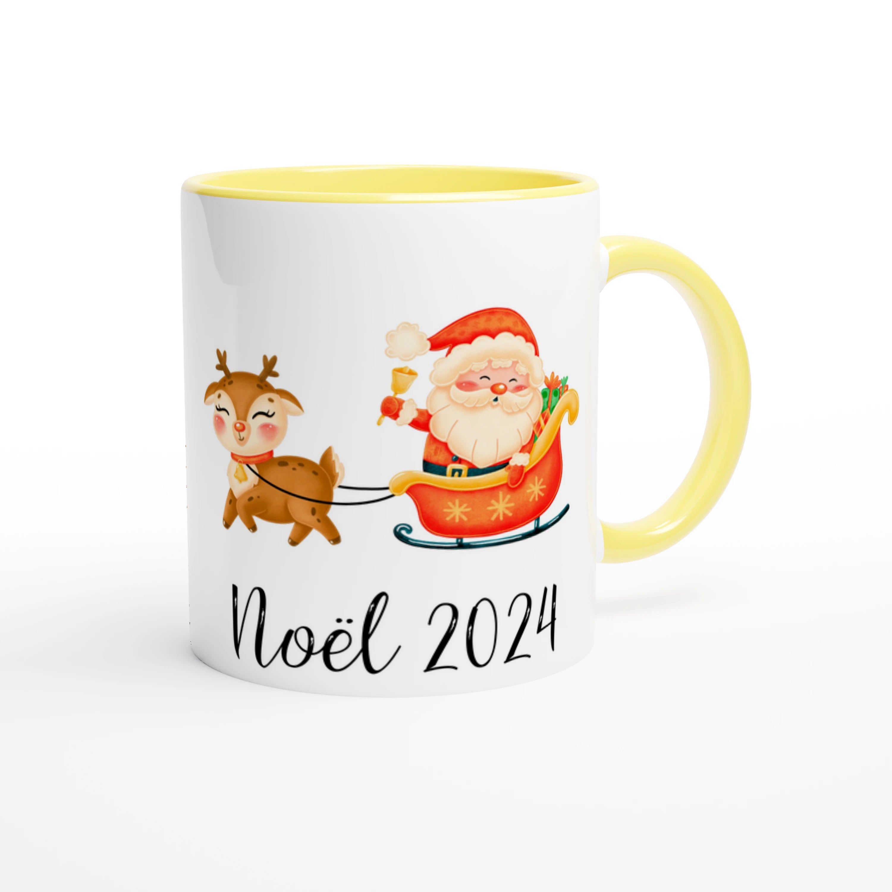 Tasse de Noël personnalisée avec un renne et le Père Noël, intérieur jaune, une touche chaleureuse et lumineuse pour les fêtes.