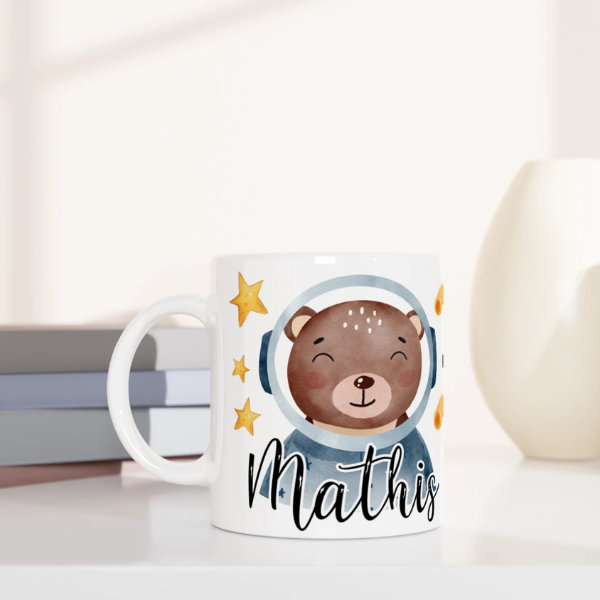 Mug personnalisé tout blanc avec ourson et renard astronautes, parfait pour un cadeau enfant original et ludique.