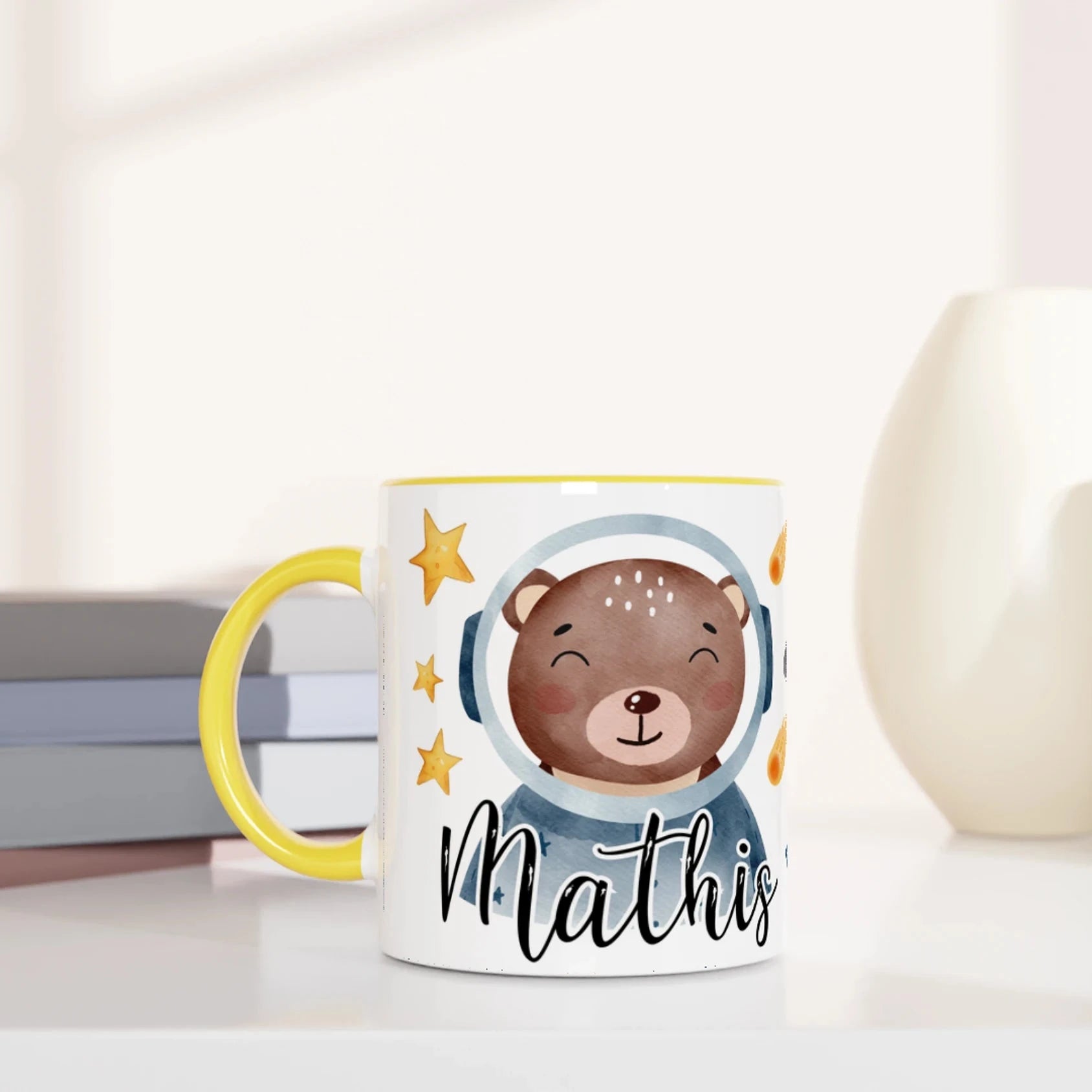 Mug personnalisé avec ourson cosmonaute et étoiles, intérieur jaune, idéal pour un cadeau joyeux et inspirant.