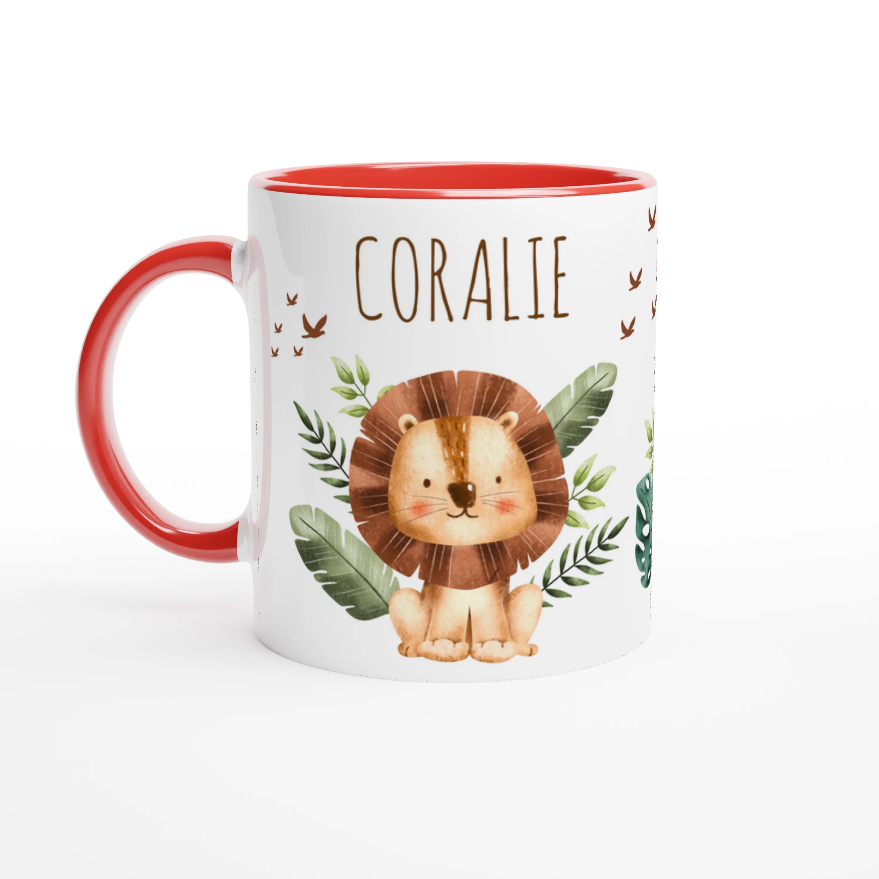 Mug personnalisé avec un lion joyeux et ses amis de la jungle, intérieur rouge, idéal pour un cadeau dynamique et captivant.