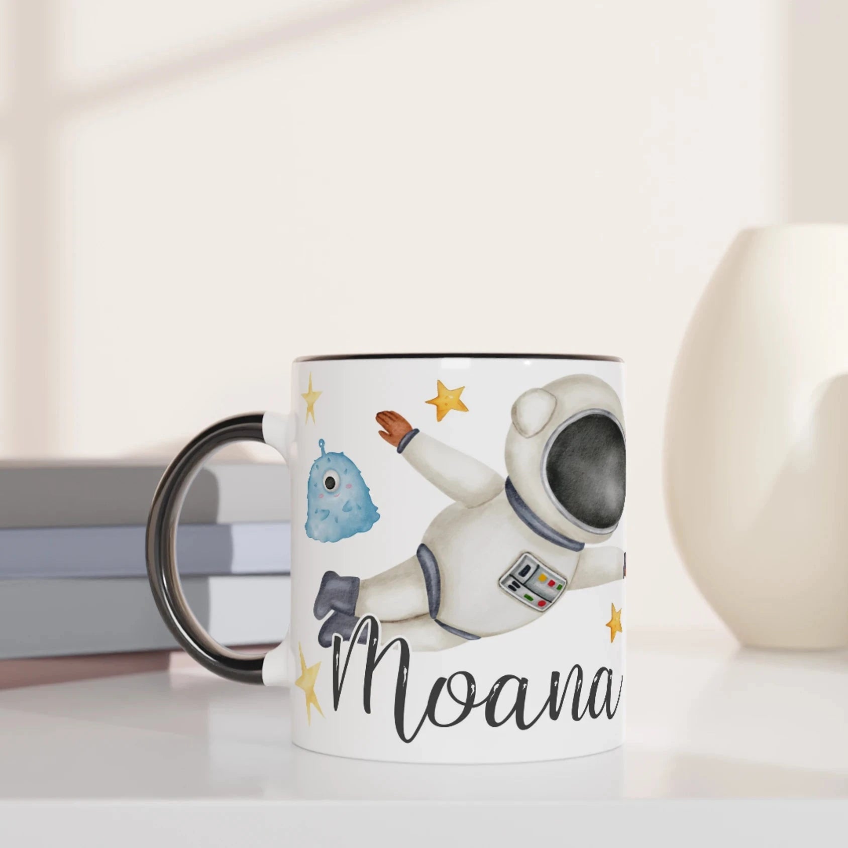 Mug personnalisé avec astronaute et soucoupe volante, intérieur noir, pour une touche élégante et mystérieuse.