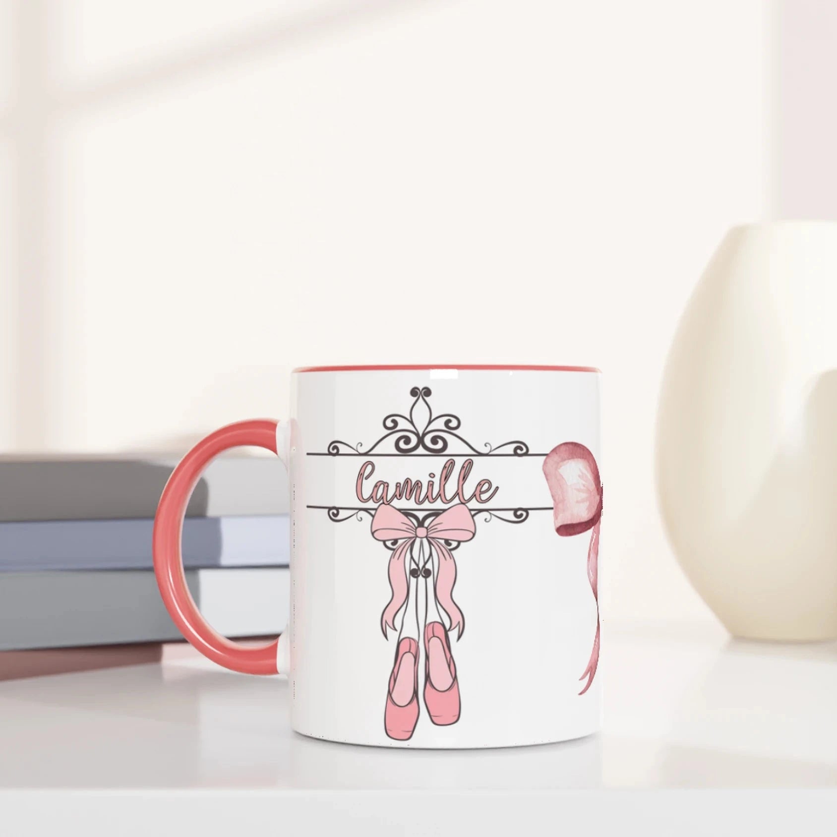 Tasse personnalisée avec prénom et motif de ballerine, intérieur rose, idéale pour un cadeau fille unique.