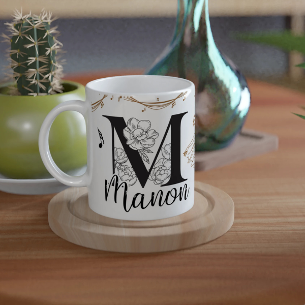 Tasse personnalisée toute blanche avec prénom, silhouette de danseuse classique et notes de musique, parfait comme cadeau élégant pour une passionnée de ballet.