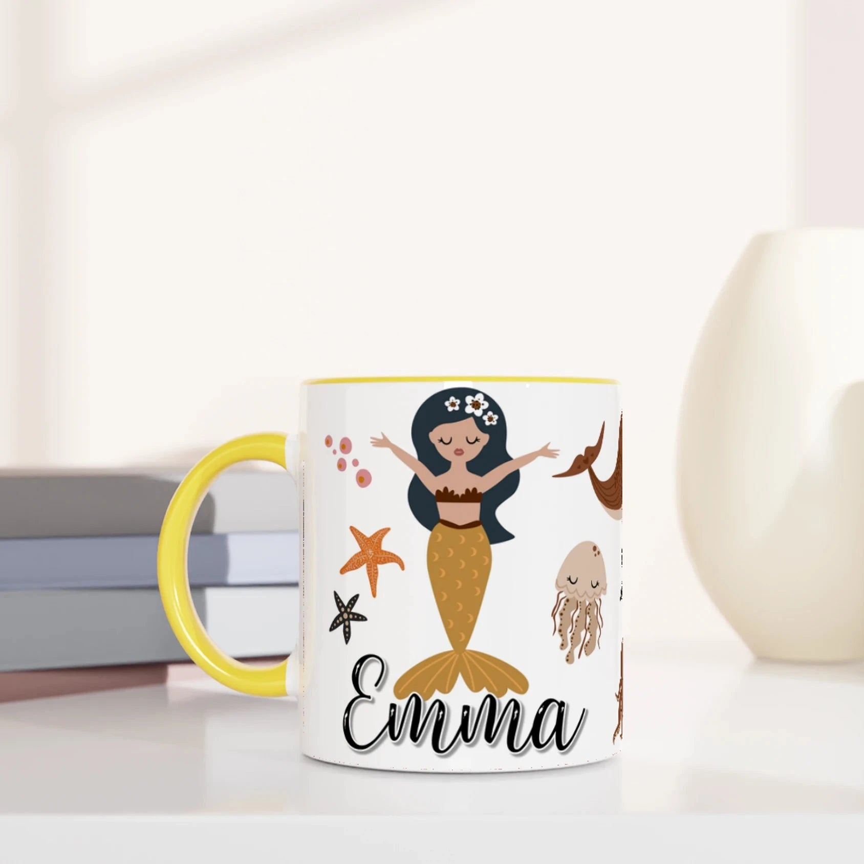 Mug prénom personnalisé avec design de sirènes et décor marin, intérieur jaune, idéal comme cadeau joyeux pour enfant.