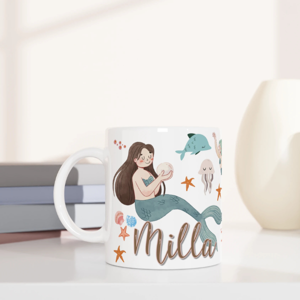 Mug personnalisé tout blanc avec illustration de sirènes aquarelle, décor marin et coquillages, idéal pour un cadeau enfant.