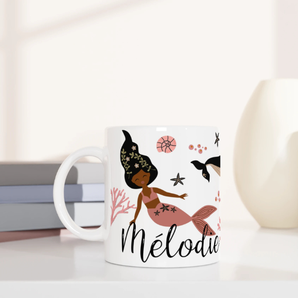 Mug personnalisé tout blanc avec illustration de sirènes au style boho chic, étoiles de mer et animaux marins, parfait pour un cadeau enfant original.