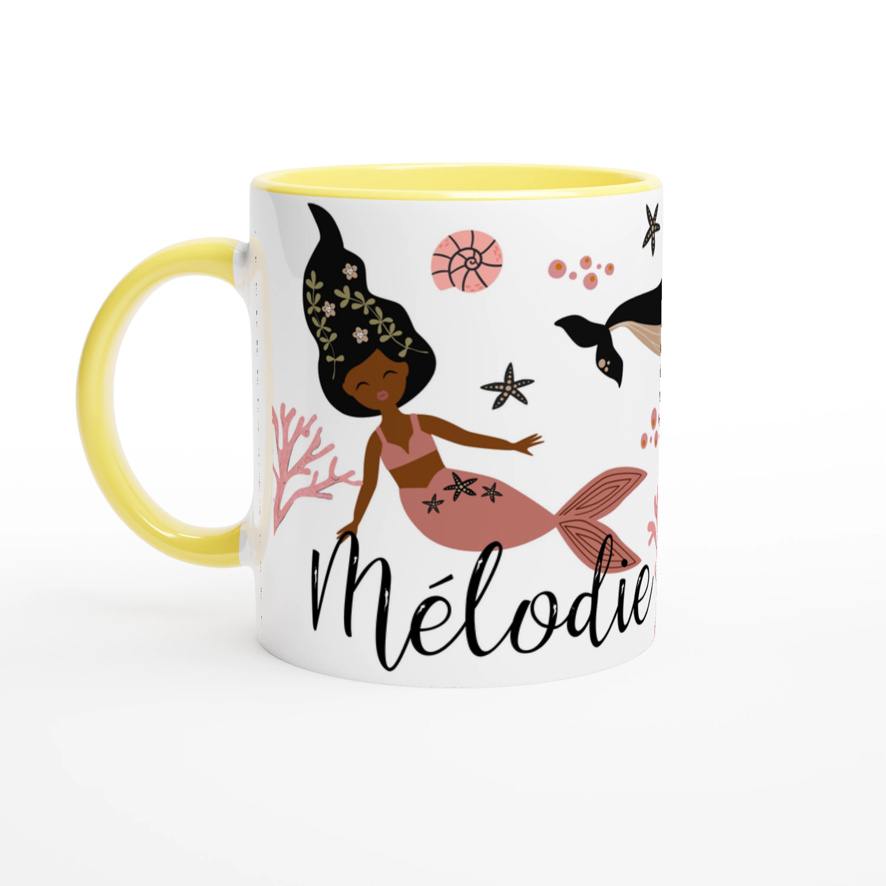 Mug personnalisé avec décor de sirènes bohème chic, étoiles de mer et coraux, intérieur bleu, idéal pour les passionnées de l’océan.