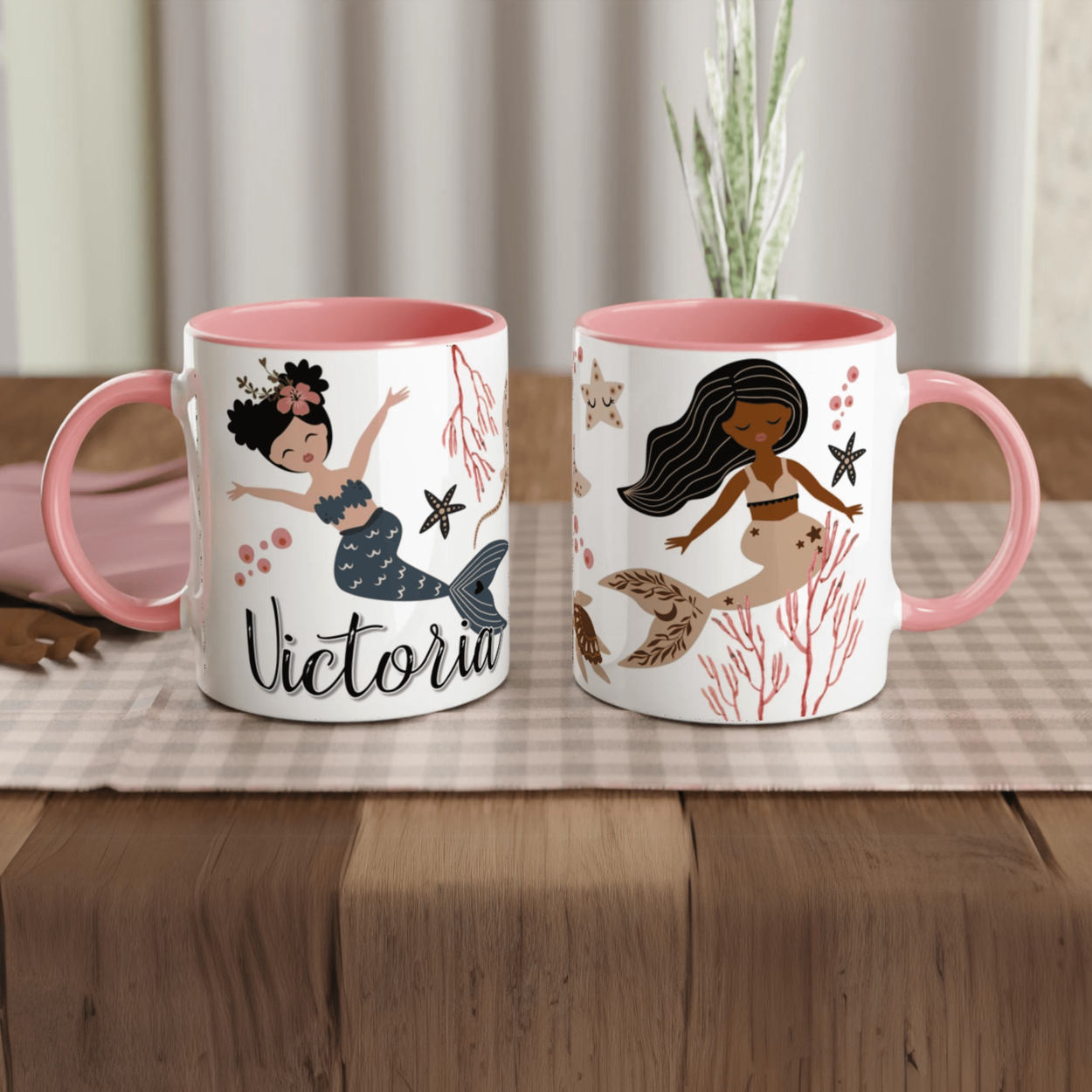 Tasse personnalisée avec motifs de sirènes bohème chic, coraux et étoiles de mer, intérieur rose, parfaite pour un cadeau fille.