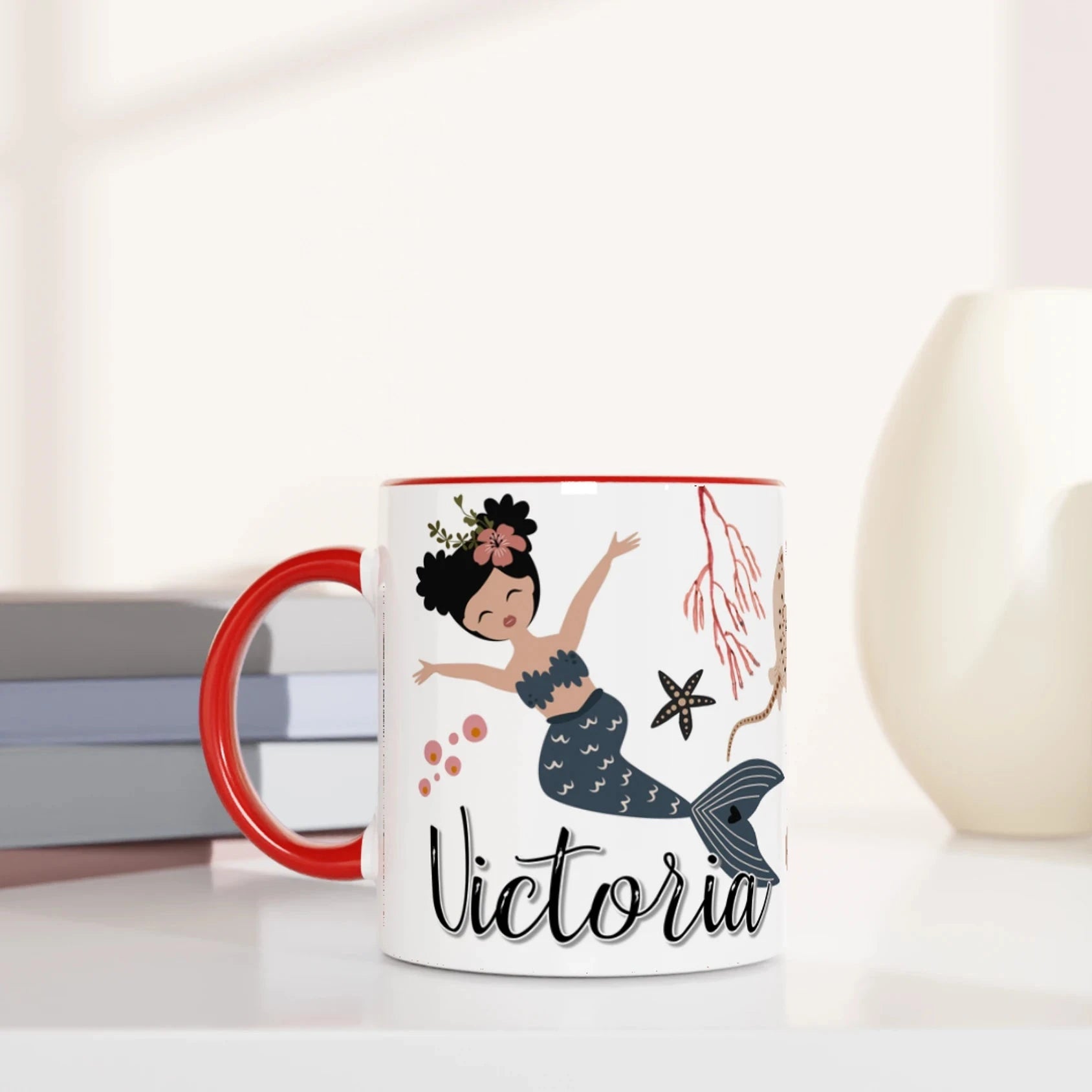 Mug personnalisé avec motifs de sirènes bohème chic et éléments marins, intérieur rouge, parfait pour une passionnée de la mer.