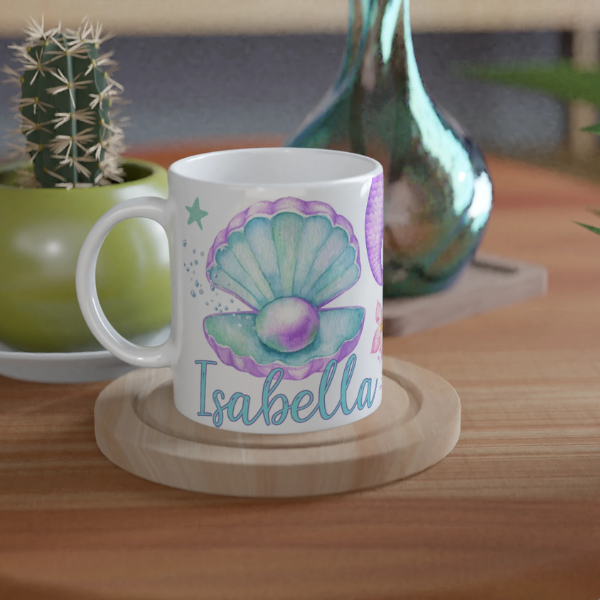 Mug personnalisé tout blanc avec illustration de sirène, coquillage et décor marin au style bohème chic, idéal comme cadeau unique.
