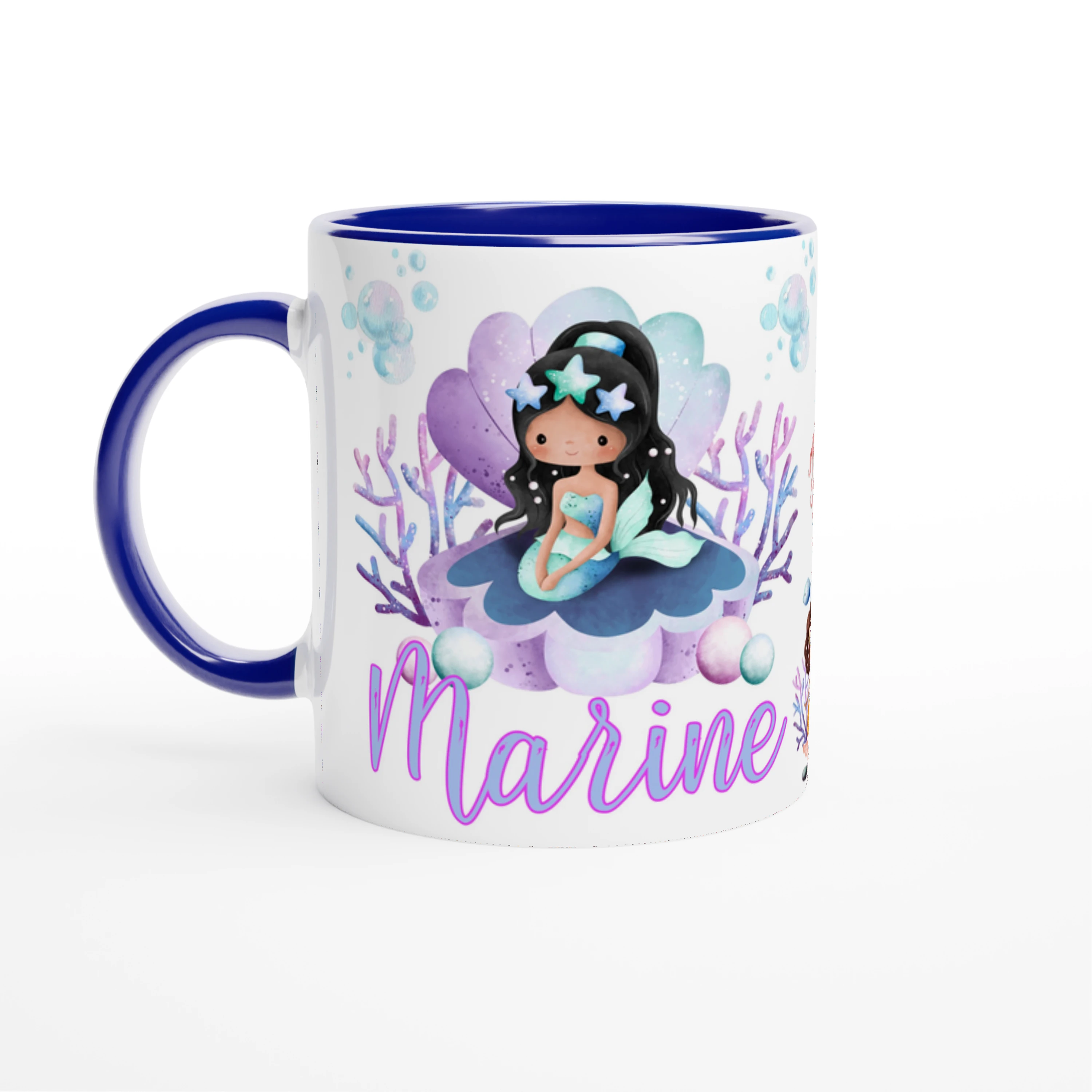 Mug personnalisé avec décor de sirène, coquillage et fonds marins enchantés, intérieur bleu, parfait pour une passionnée de l’océan.