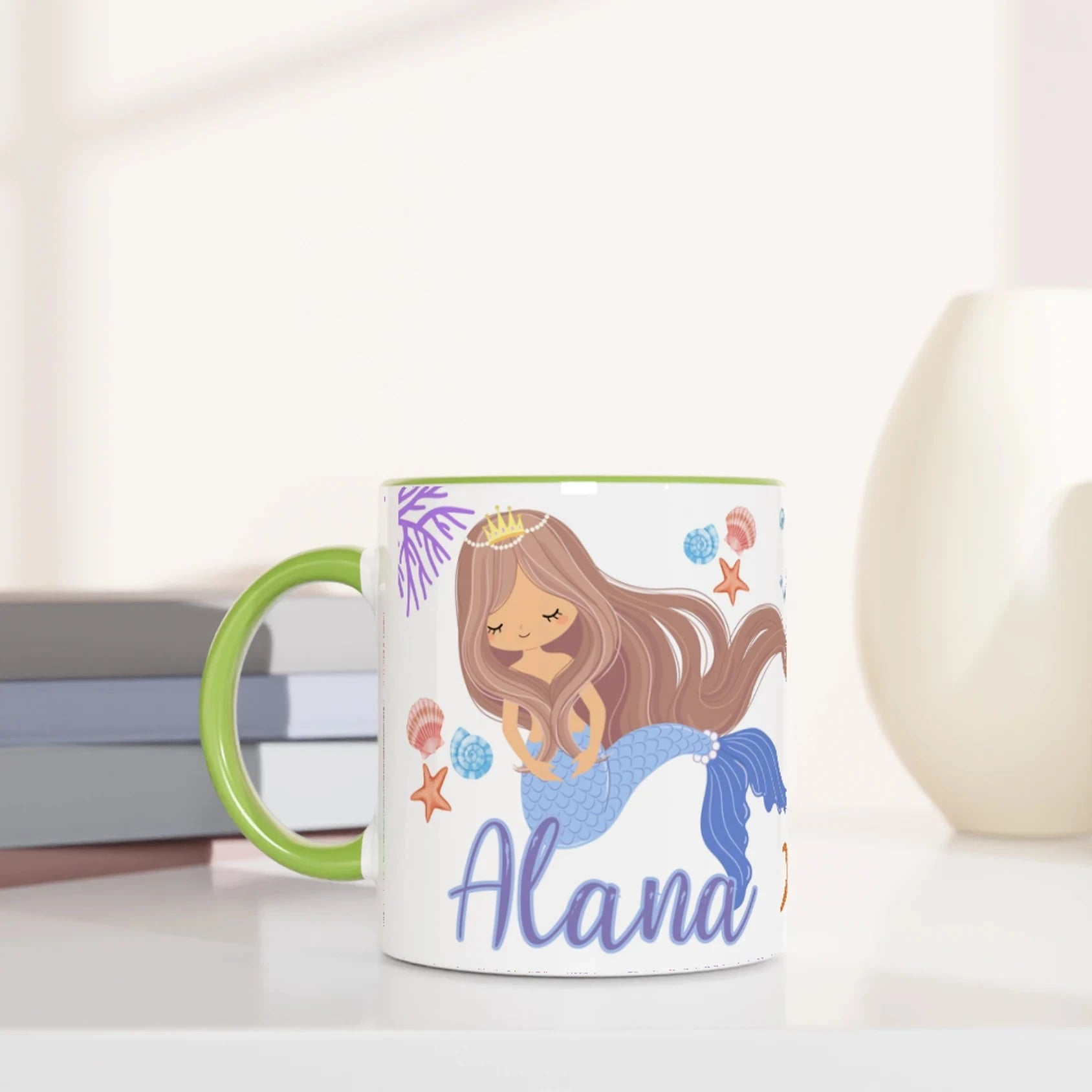 Tasse personnalisée avec décor de sirène princesse, coquillages et étoiles de mer, intérieur vert, idéale pour un cadeau coloré.