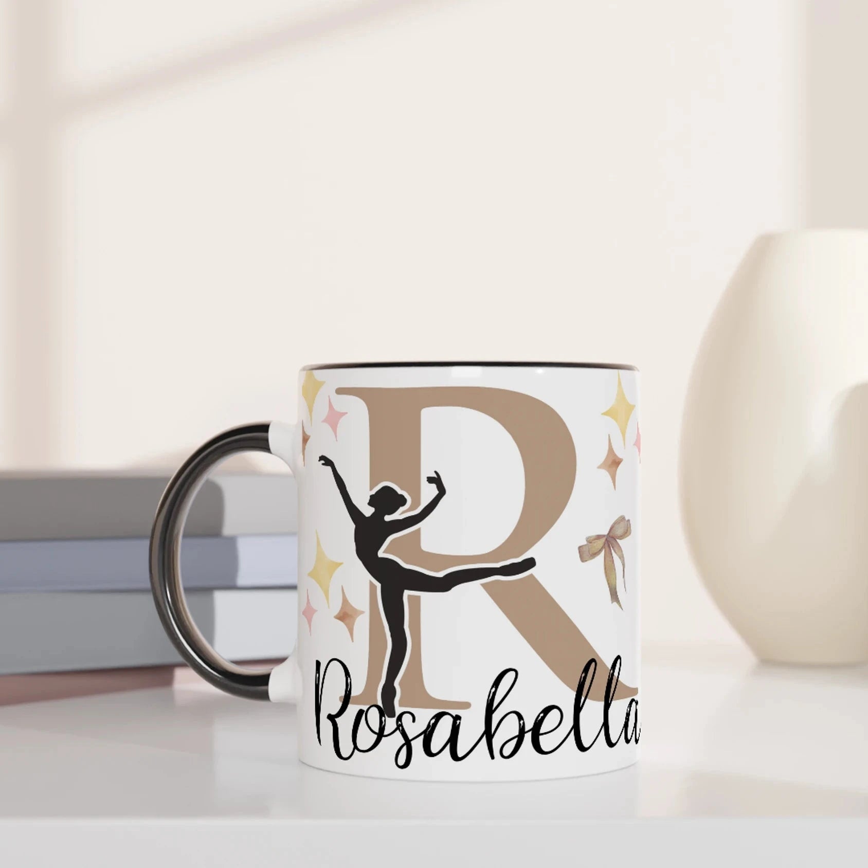 Mug personnalisable tout blanc avec prénom et design de ballerine et pointes, intérieur noir, cadeau pour les danseuses classique