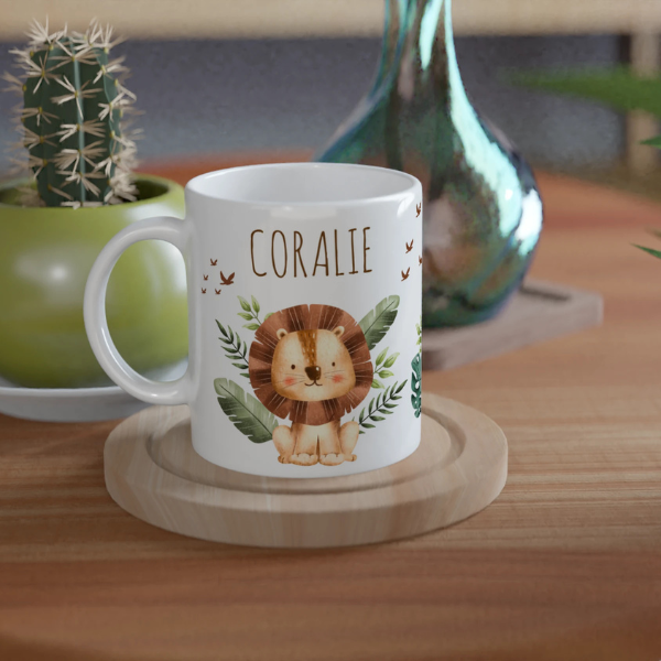 Mug personnalisé tout blanc avec un lion adorable et ses amis de la savane, parfait pour un cadeau unique et attendrissant.