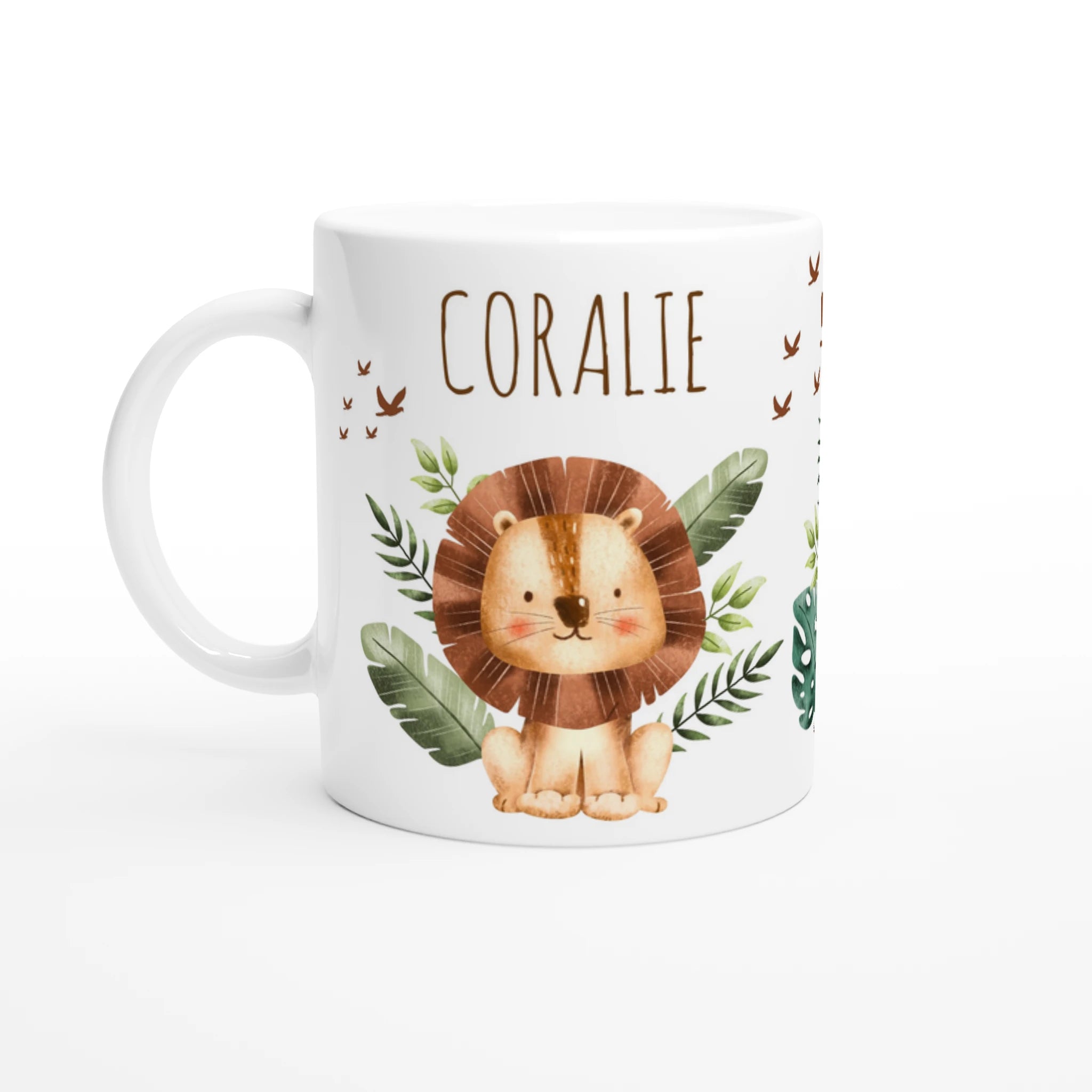 Mug personnalisé tout blanc avec un lion adorable et ses amis de la savane, parfait pour un cadeau unique et attendrissant.