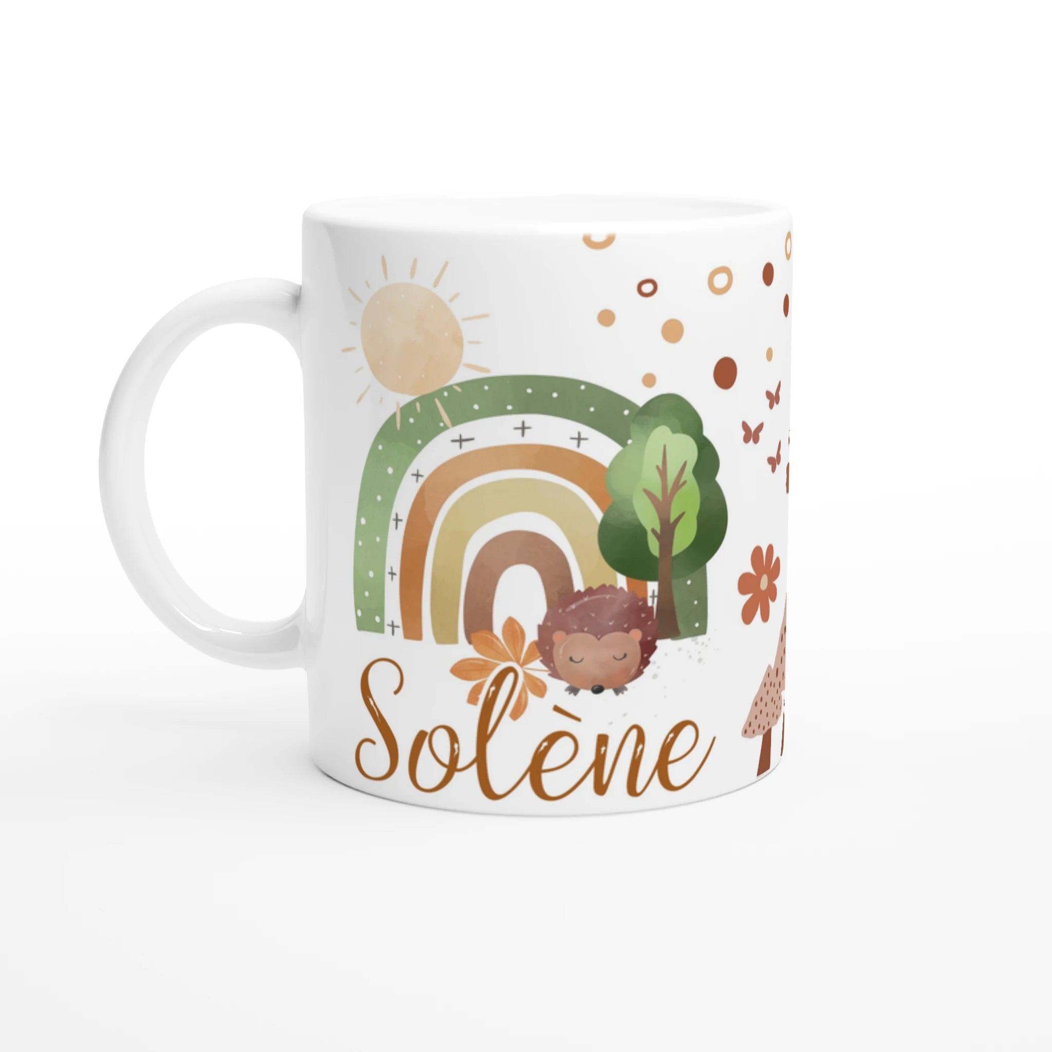Mug personnalisé tout blanc avec arc-en-ciel bohème et petit hérisson, idéal pour un cadeau nature et chaleureux.