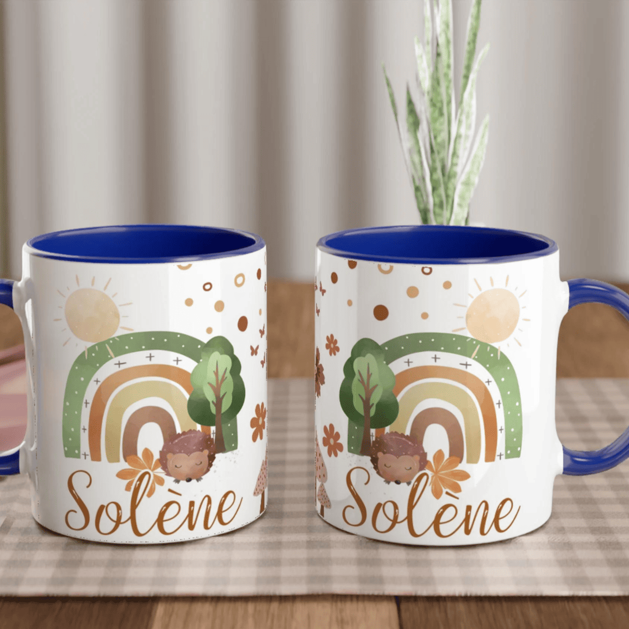 Mug personnalisé avec arc-en-ciel et soleil doré, intérieur bleu, parfait pour un cadeau inspiré de la nature.