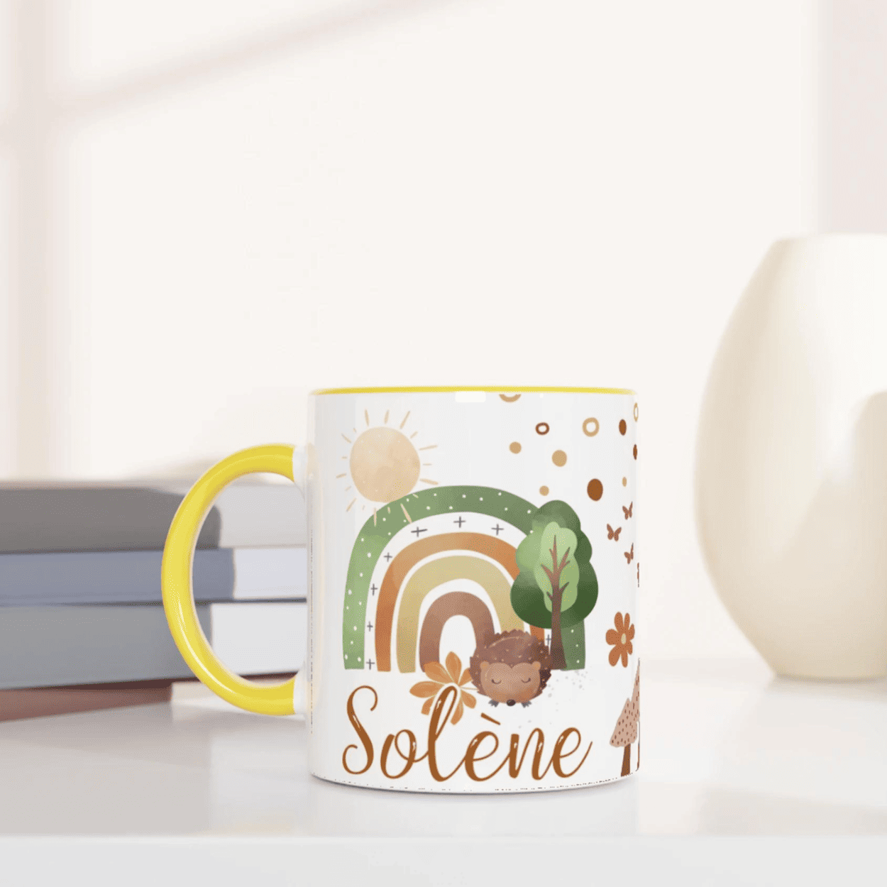 Mug personnalisé avec hérisson et paysage boho en tons naturels, intérieur jaune, parfait pour un cadeau lumineux et apaisant.